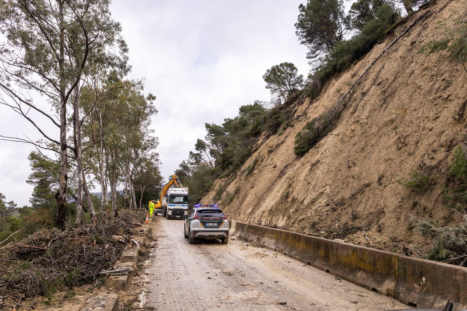 Trabajos en el tramo afectado, durante el día de ayer.
