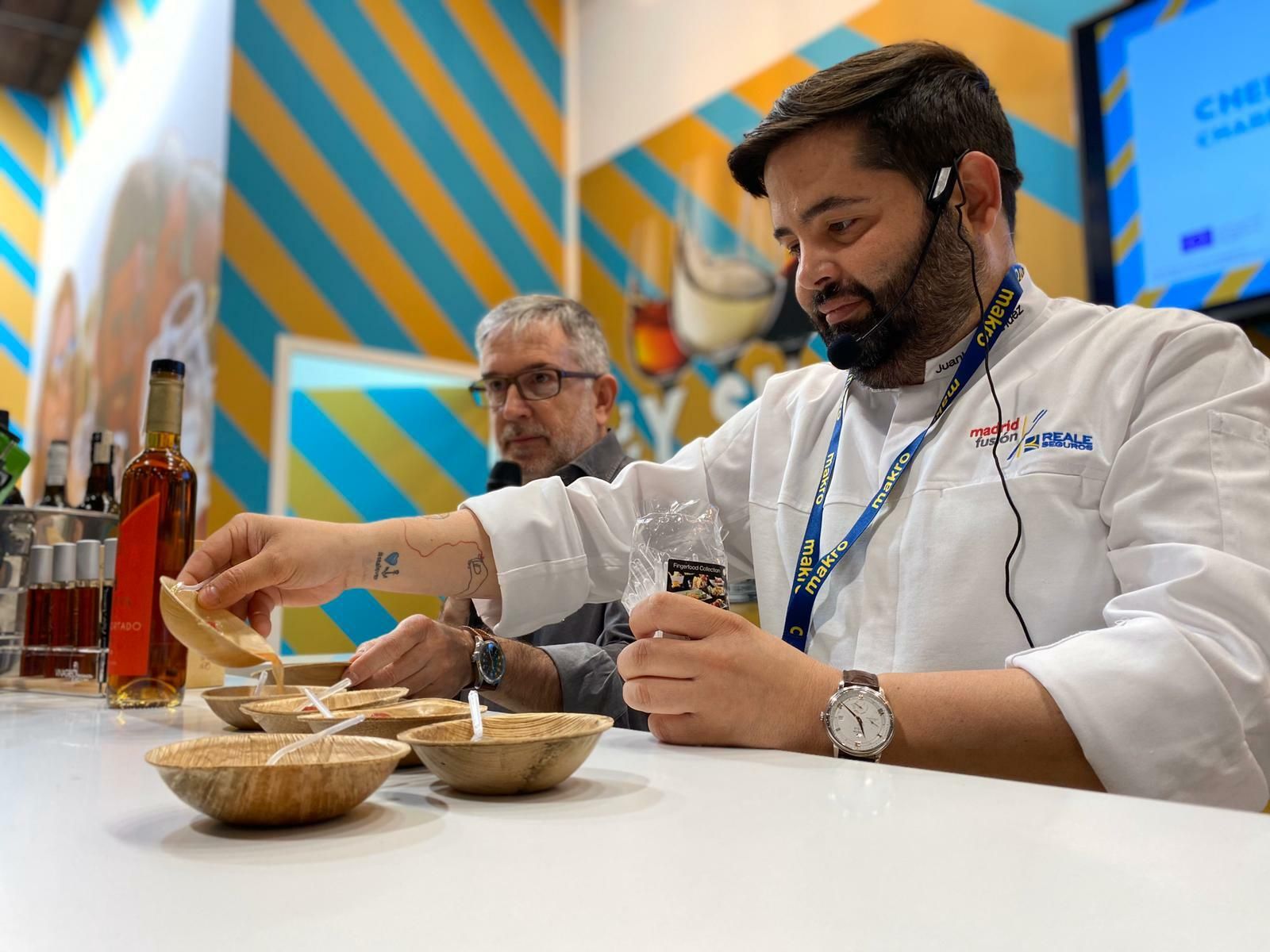 El cocinero jerezano durante la elaboración de las salsas con vinagre de Jerez.