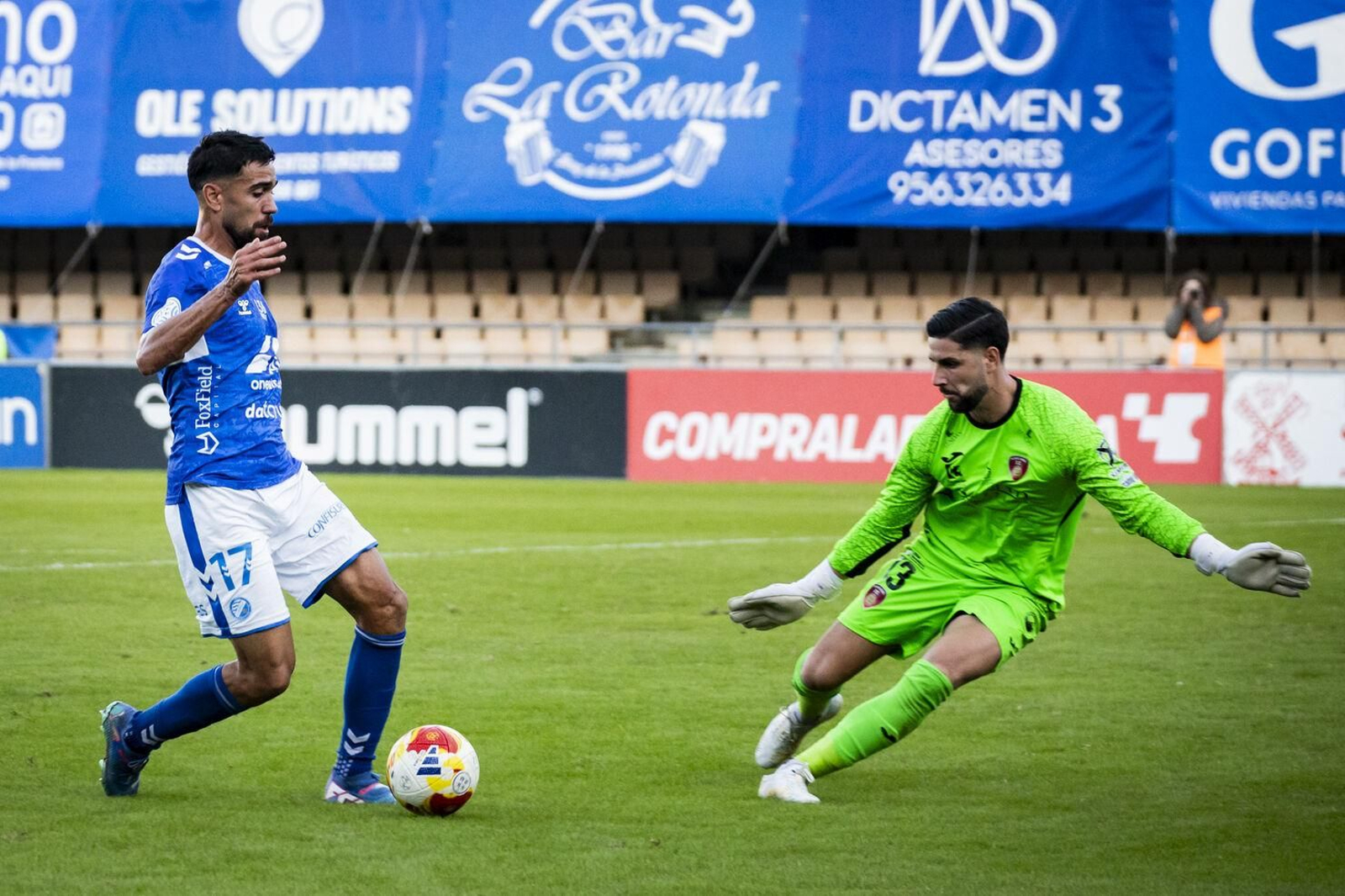 Cristian Dieste trata de superar al portero.