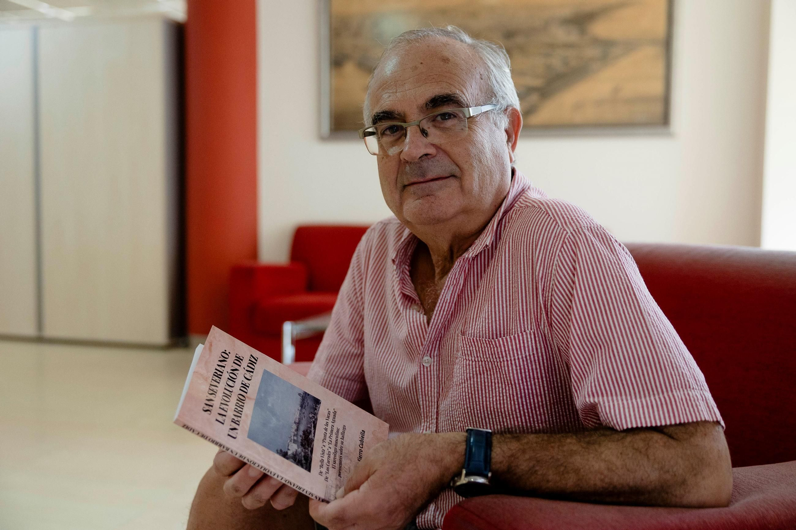 Juan Antonio Fierro Cubiella con un ejemplar de su nuevo libro.