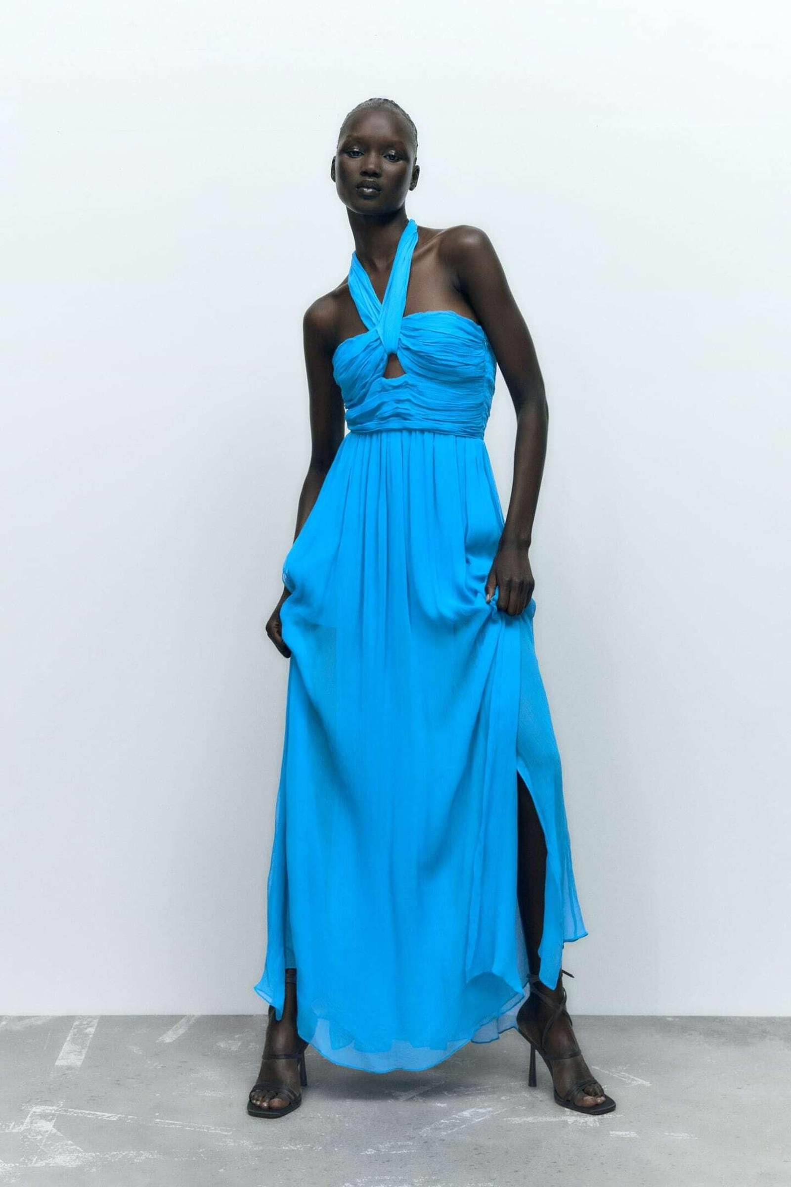 Vestido azul de Zara.