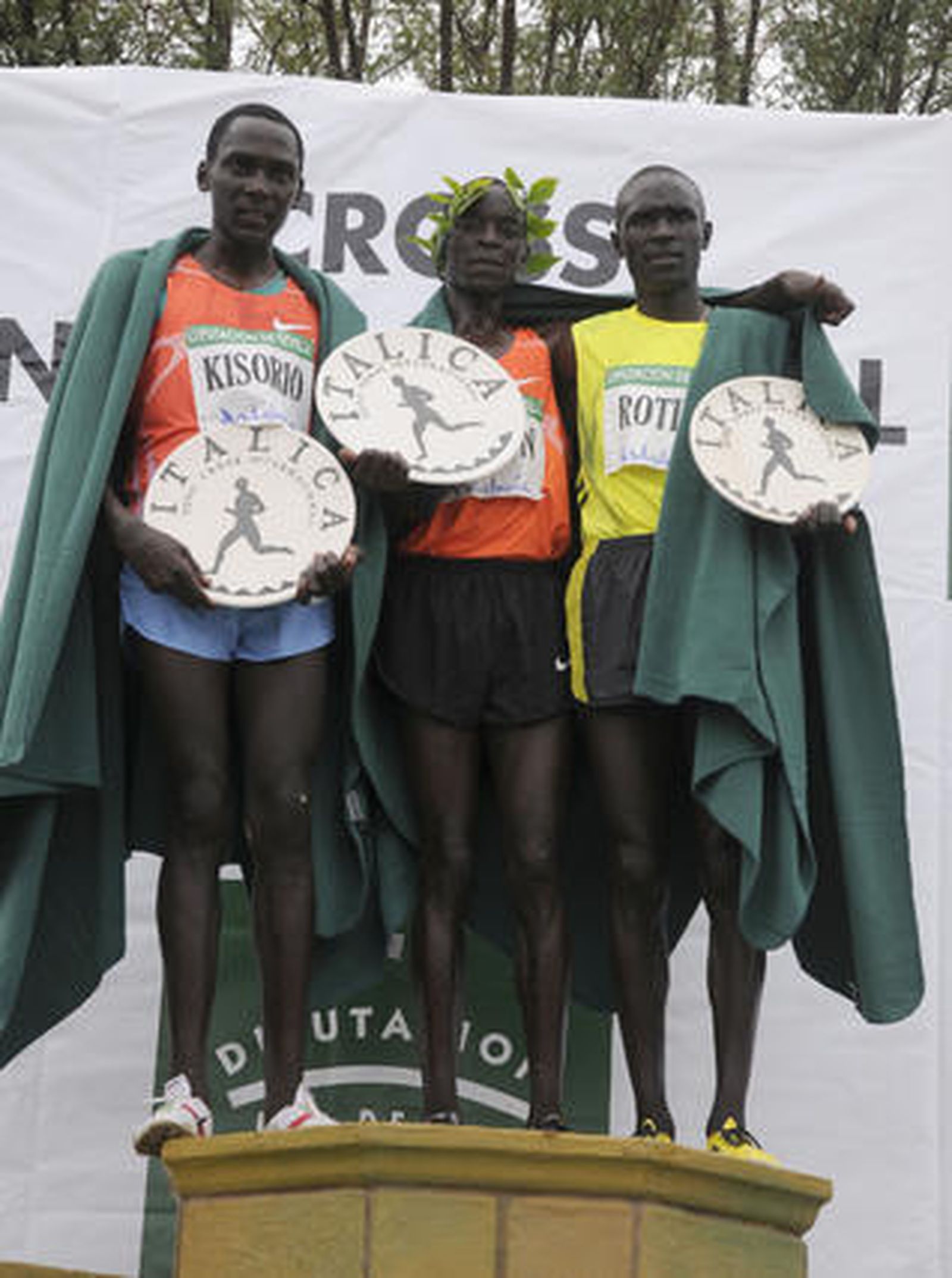Momento del podium con Kisorio, Komos y Rotih.

Foto: Juan Carlos Vázquez, Julio Muñoz (EFE), Javier Barbancho (Reuters)