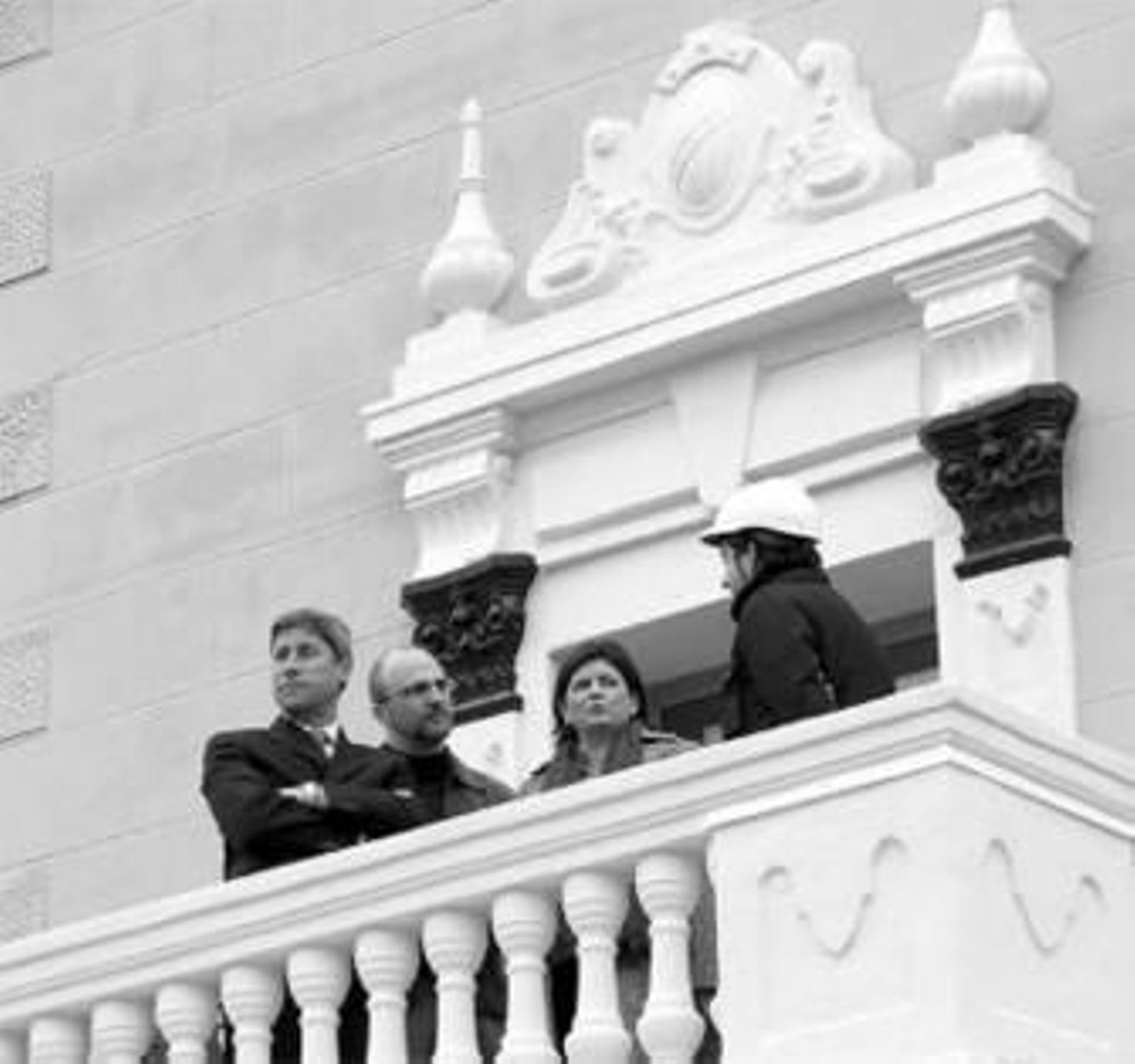 La alcaldesa acompaña a Pulido durante su visita a Cabra.