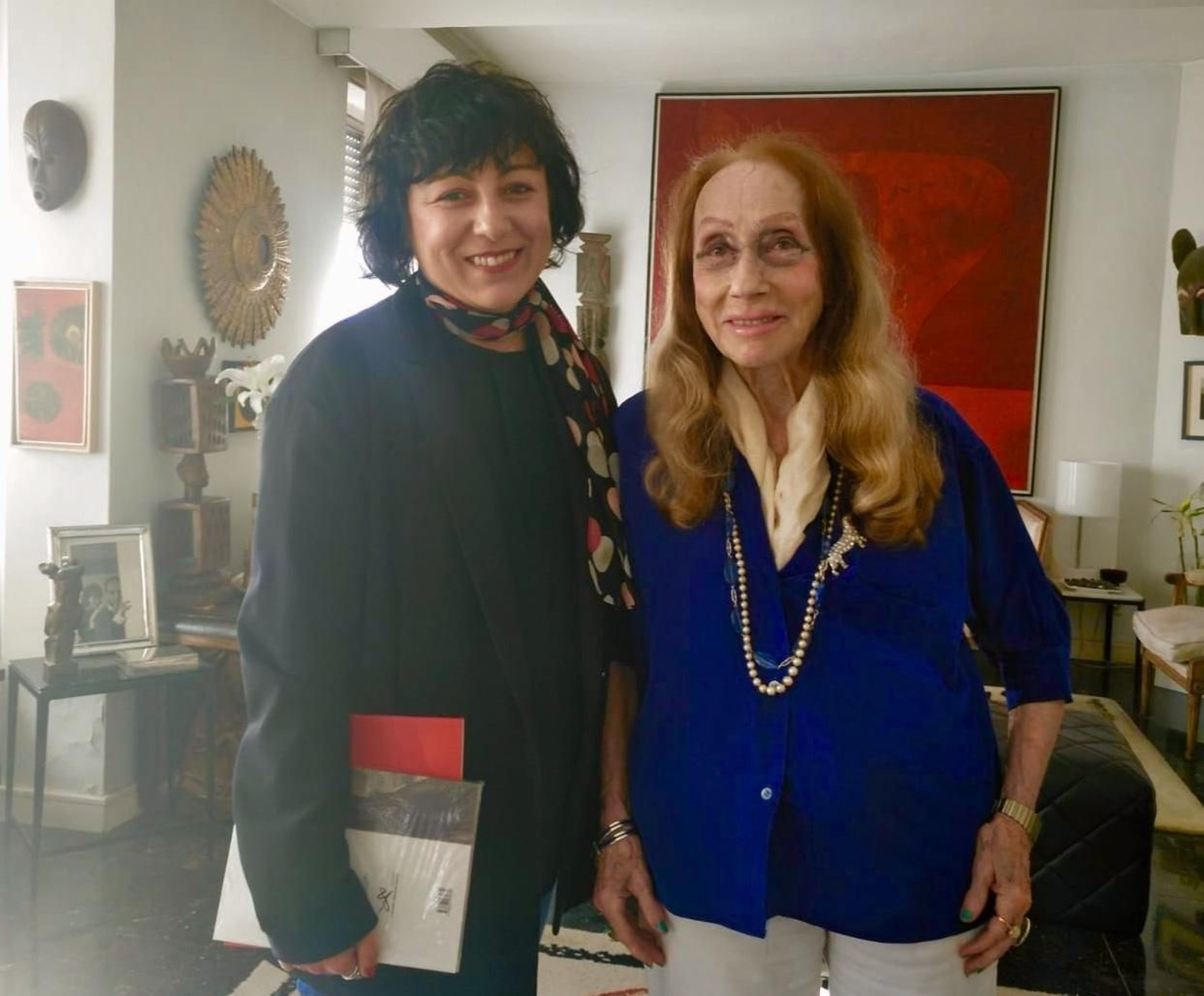 La primera teniente de alcalde de Huelva, Elena Tobar, y la viuda del pintor, María Fernanda Thomas de Carranza, el lunes, en la casa de ésta en Madrid.