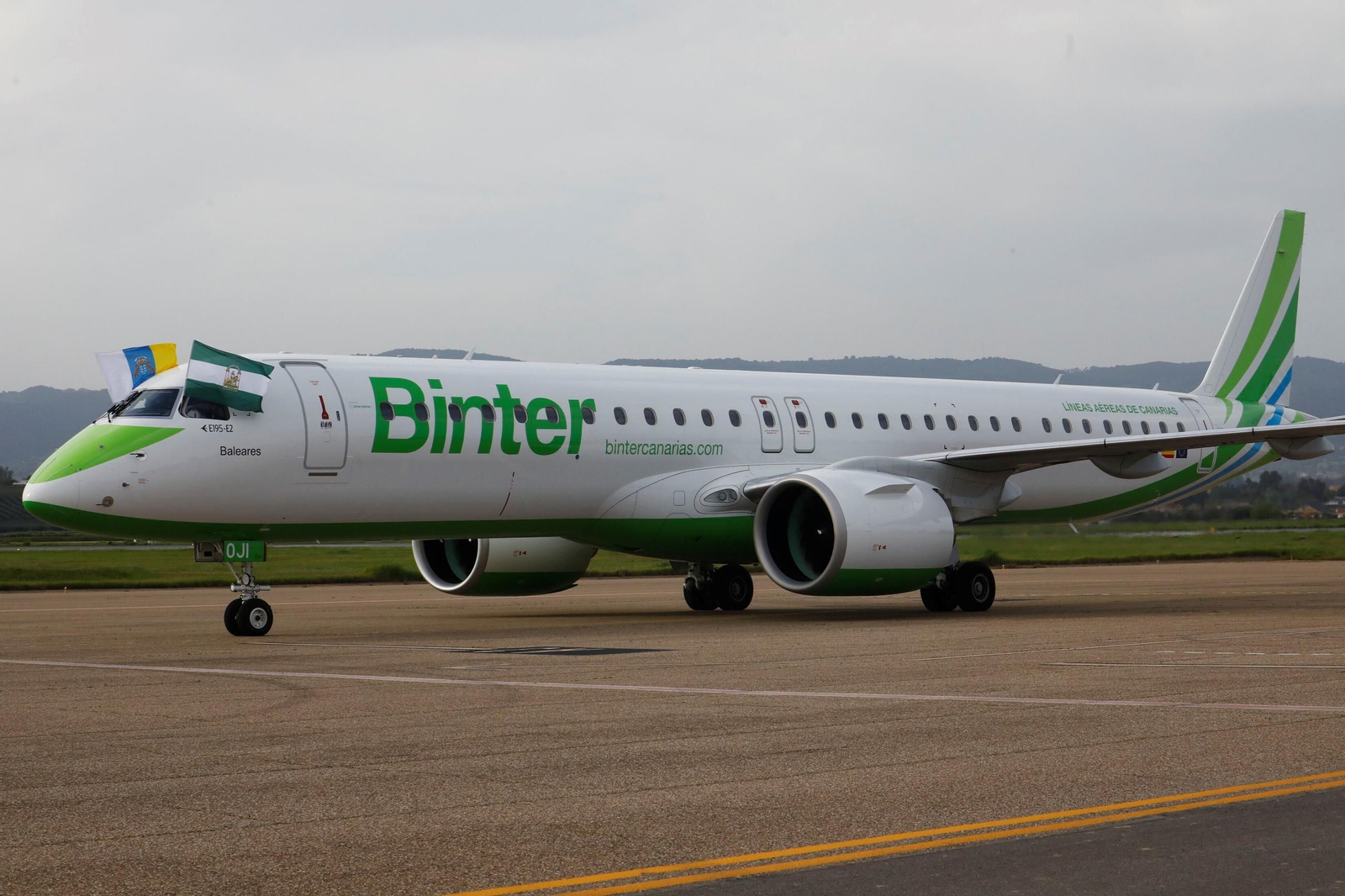 El aeropuerto de Córdoba recibe el primer vuelo de Binter desde Canarias, en imágenes