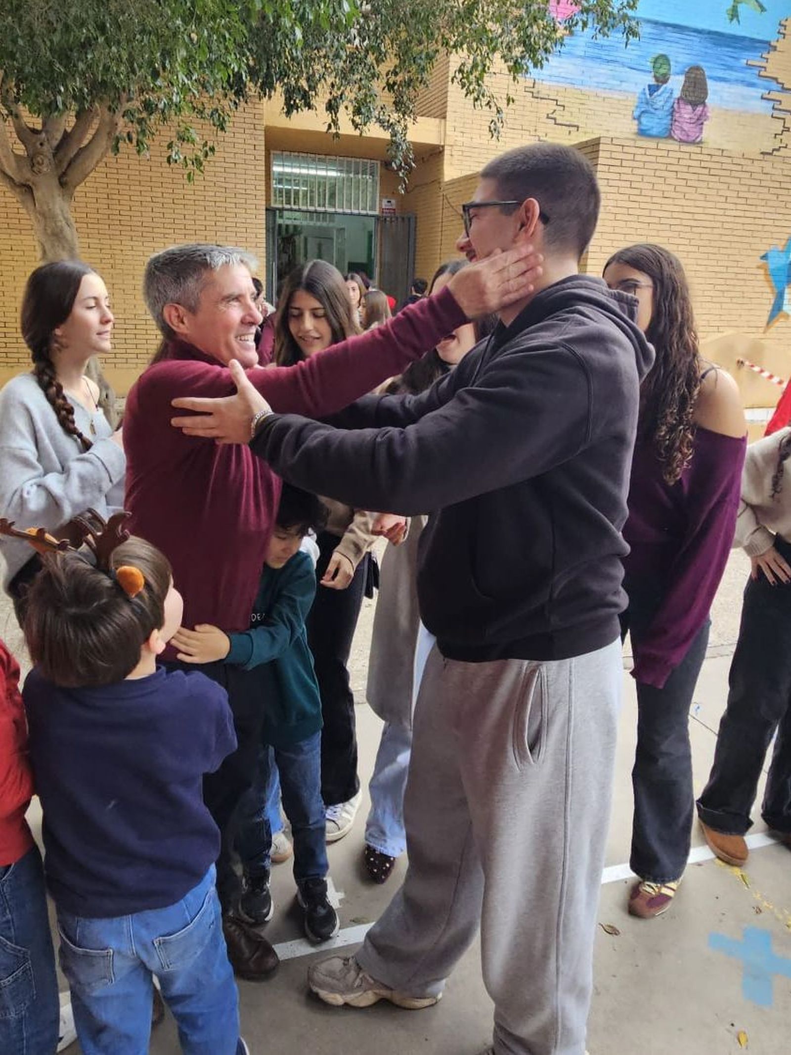 No quisieron faltar al homenaje y despedida antiguos alumnos que ya están incluso en la Universidad.