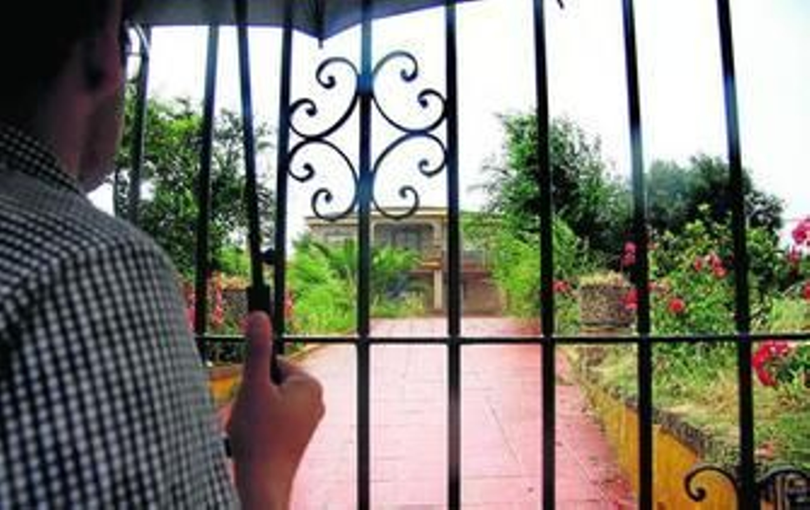 La entrada al chalé registrado por la Guardia Civil el martes.