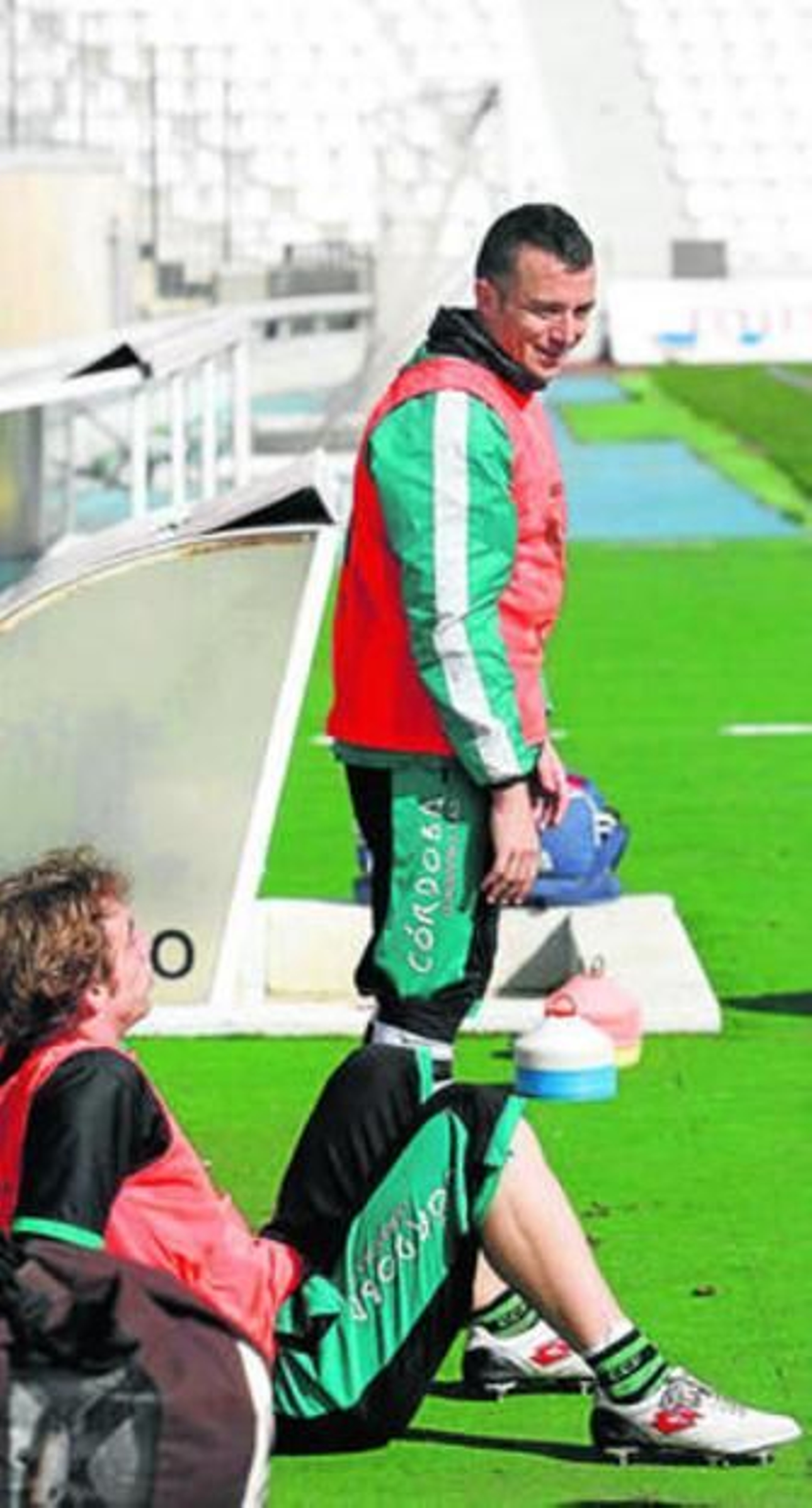 Dañobeitia se toma un respiro junto a Pepe Díaz en el entrenamiento del jueves en El Arcángel.
