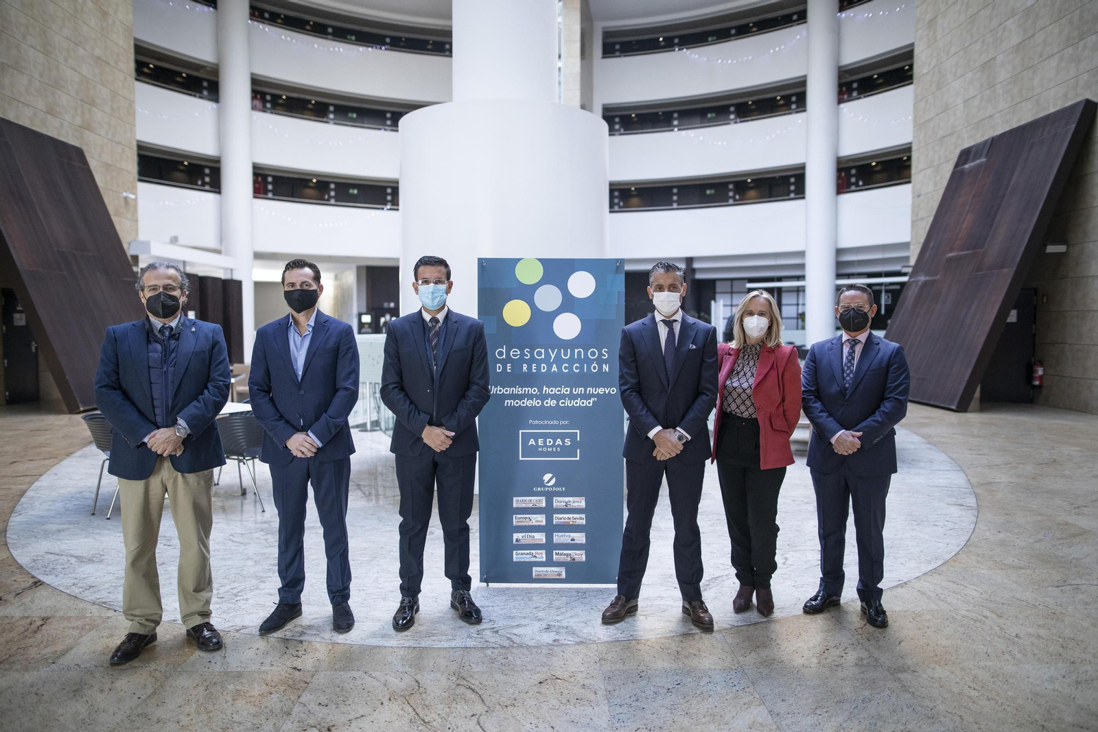 Luis Alberto Martínez Cañas, decano-presidente del Colegio Oficial de Arquitectos de Granada; Vicente de Luna, vicepresidente de la Asociación de Constructores y Promotores de Granada; Francisco Cuenca, alcalde de Granada; Diego Chacón, director territorial en Andalucía y Canarias de Aedas Homes; Lola Quero, directora de Granada Hoy; y Matías M. García Frasquet, abogado de García y Villalobos.