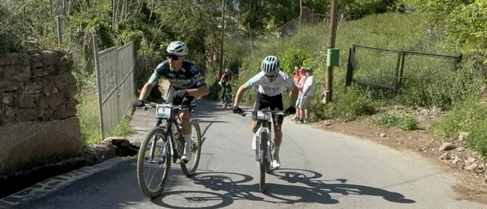 Dos ciclistas en pleno esfuerzo en una prueba del circuito.