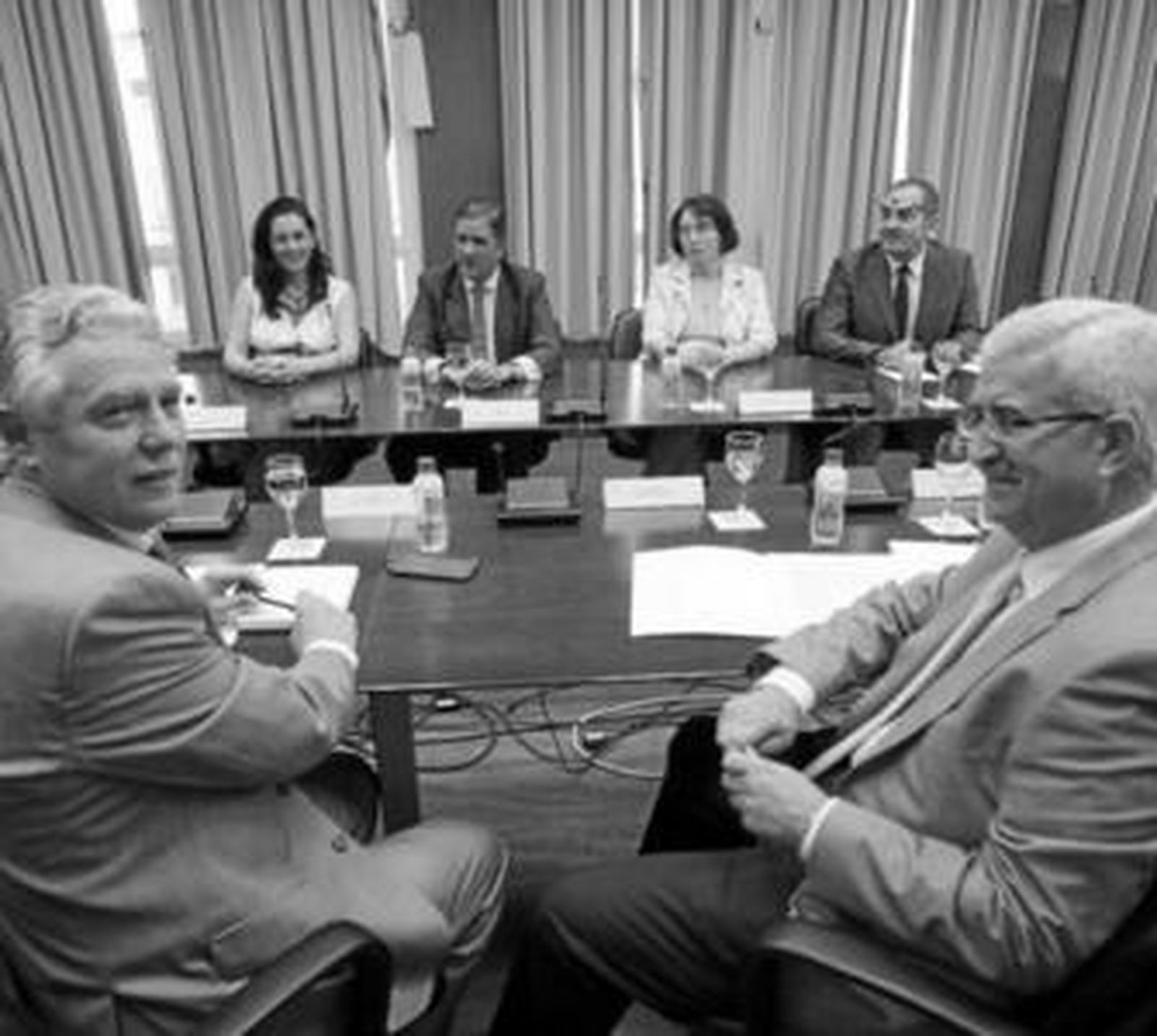 Menacho (izquierda, en primer plano), durante la reunión.