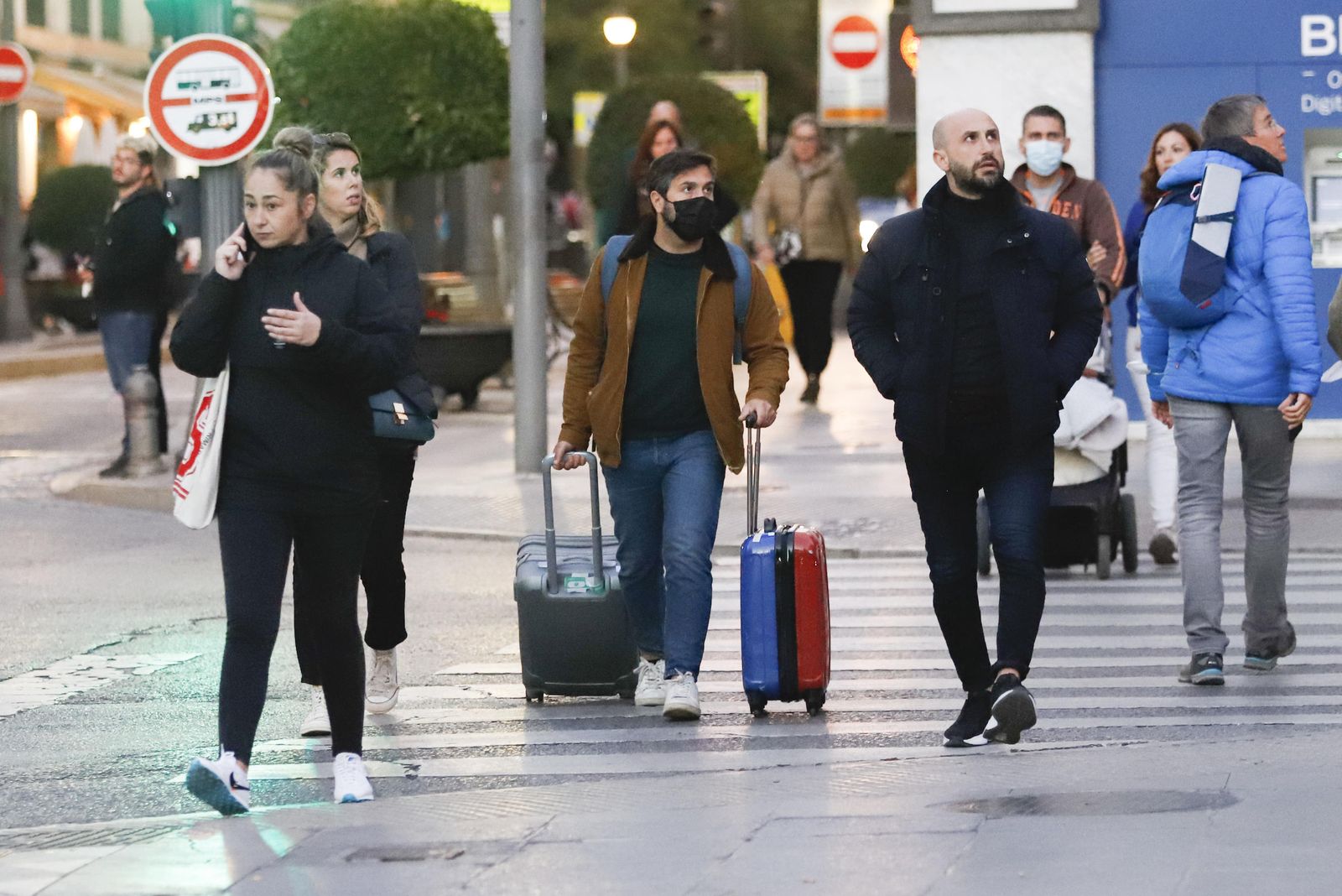 Turistas llegando a Granada.