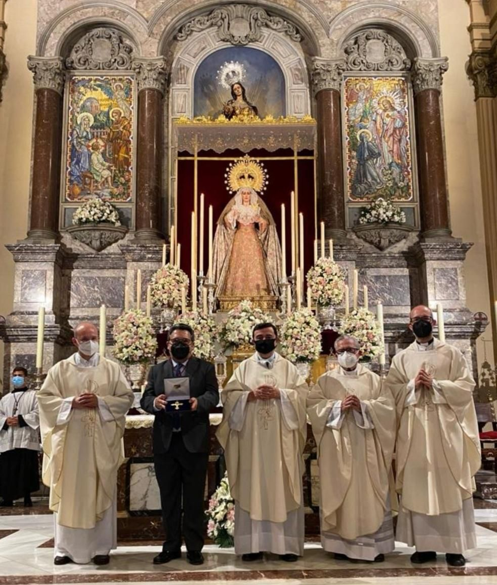 Los sacerdotes junto al nuevo pectoral.