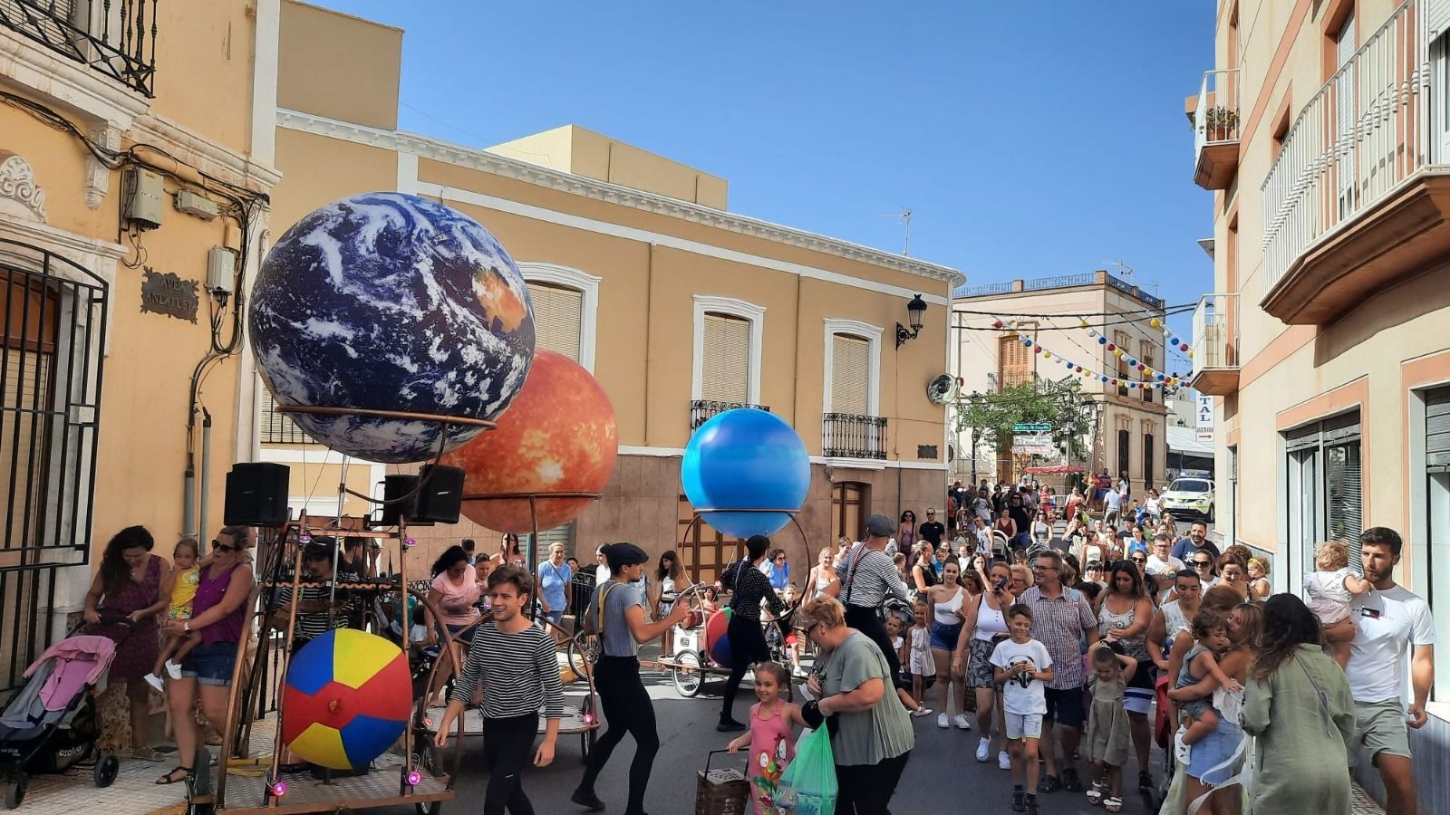 Centenares de vecinos han participado en el pasacalles inaugural de la fiestas.