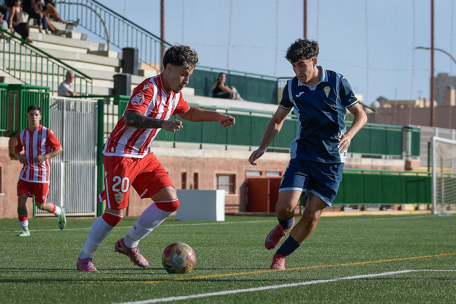 Longo encara a un rival durante un partido disputado en el Francisco Pomedio esta temporada.