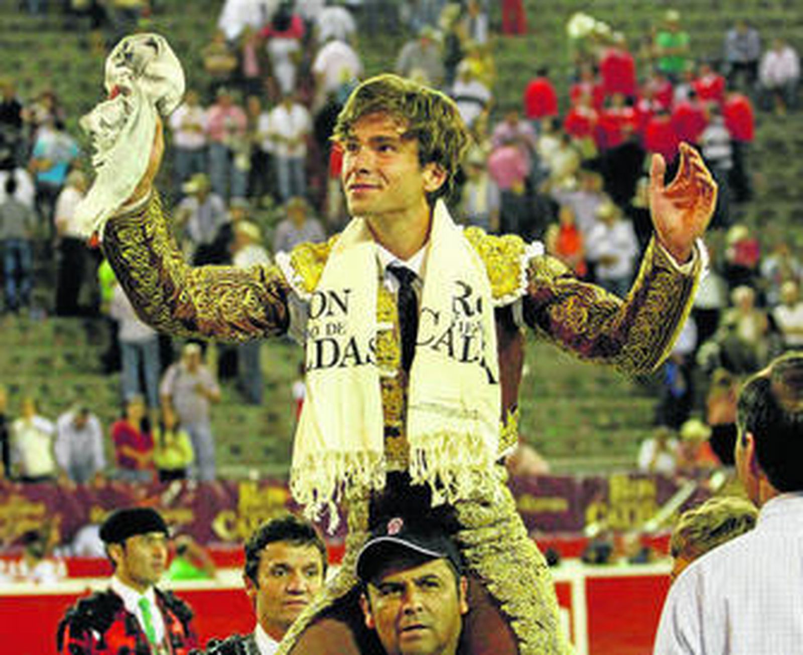 Eduardo Gallo, paseado en hombros antes de salir por la puerta grande del coso manizaleño.