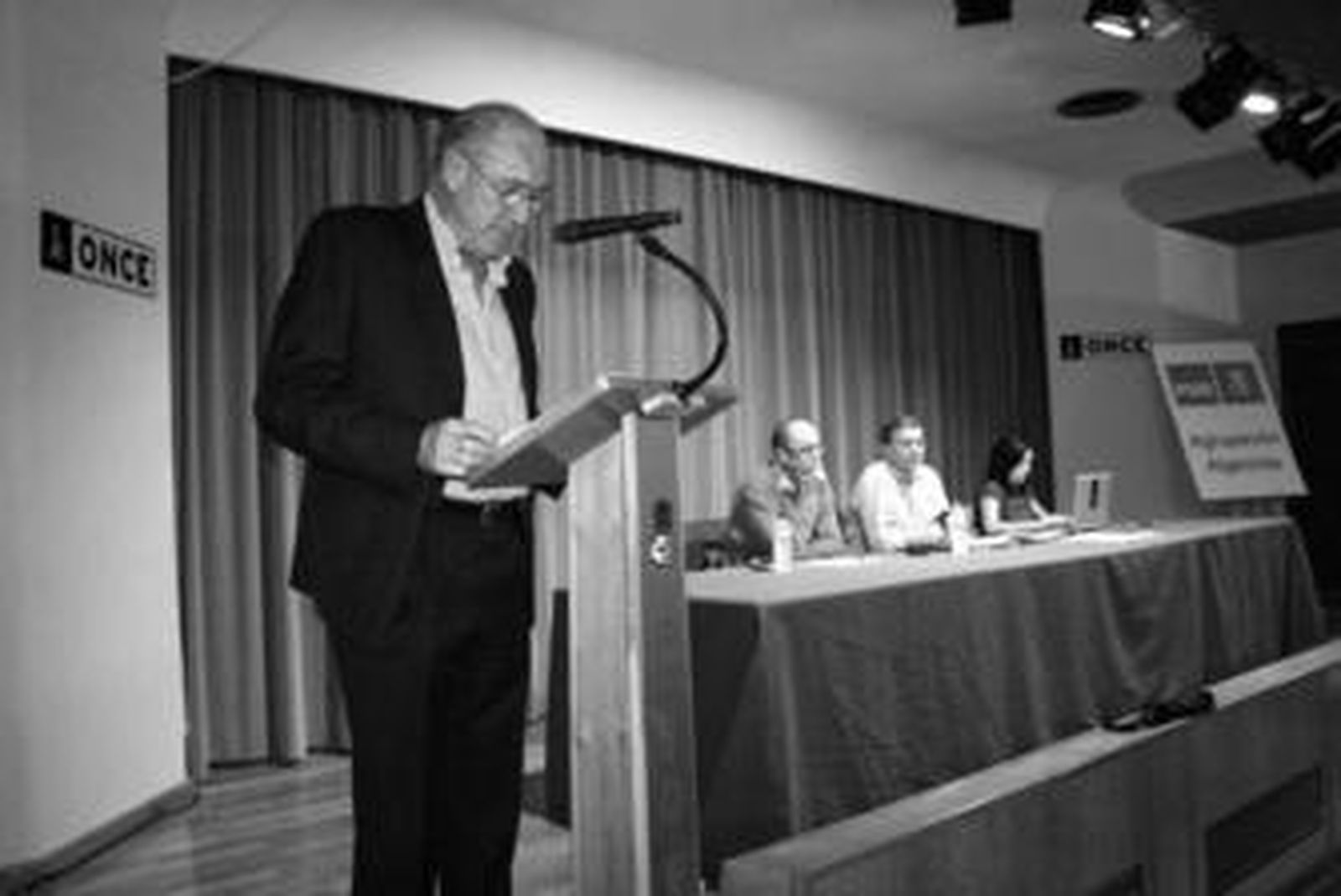 El secretario general del PSOE algecireño, Rafael España, ayer, durante su intervención en la ONCE.