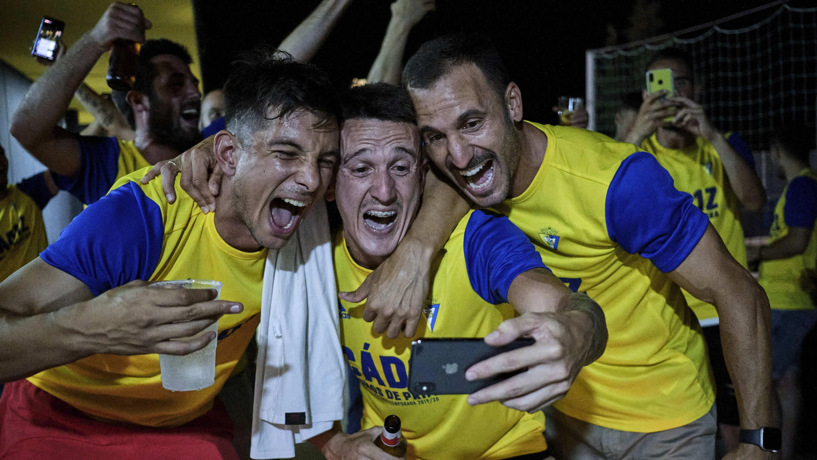 La plantilla del Cádiz celebra por todo lo alto el ascenso en el Rosal