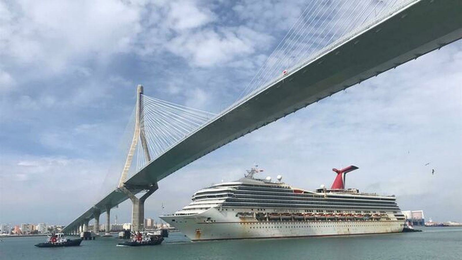 El Carnival Victory sería el ejemplo de un crucero que ha tenido que permanecer confinado en un puerto por culpa del coronavirus