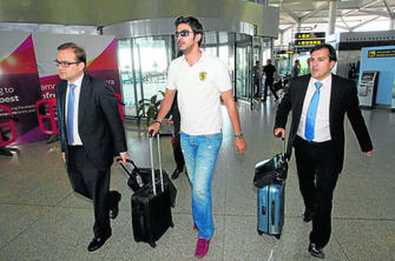 Manuel Novo, Moayad Shatat y Vicente Casado, en el Aeropuerto de Málaga.