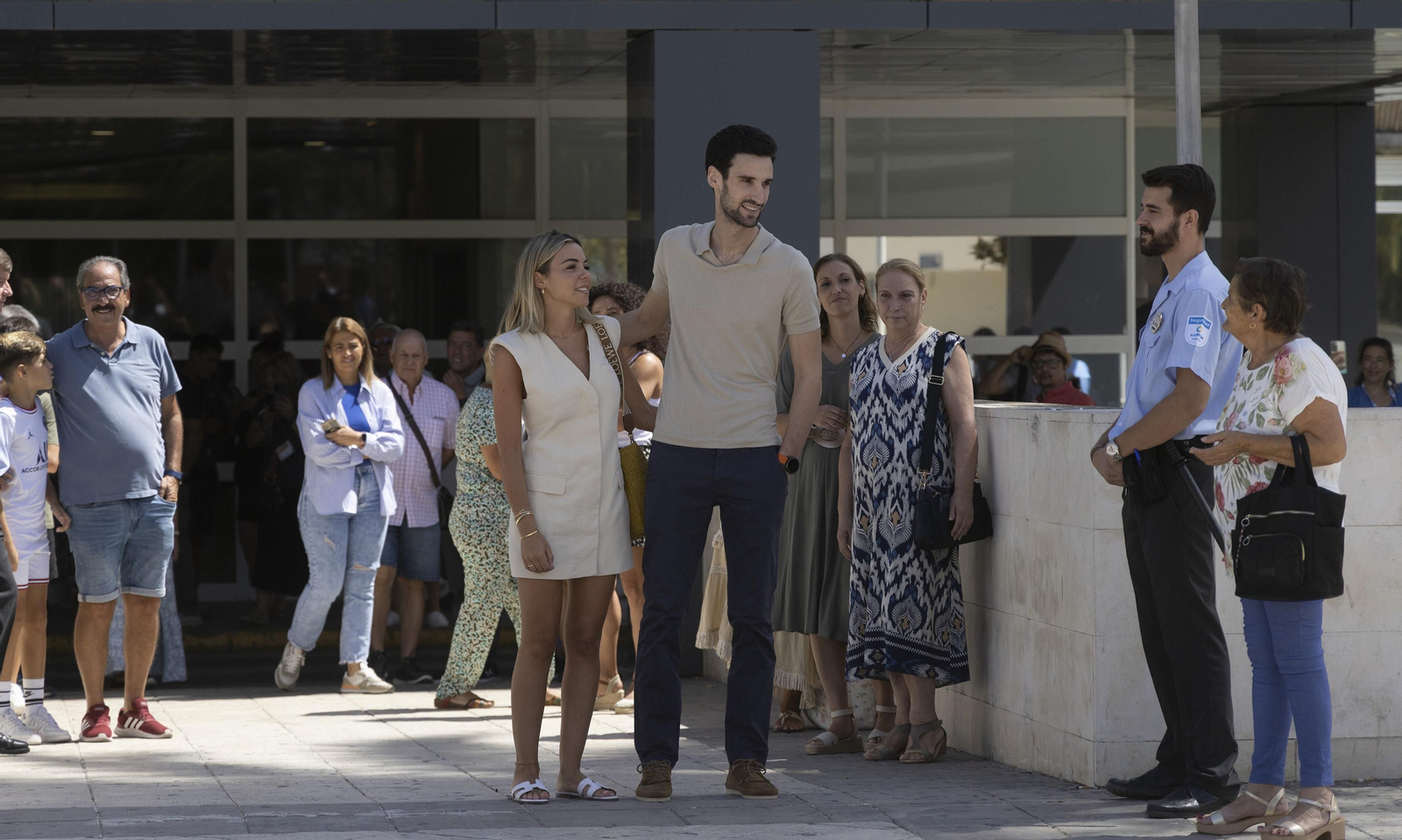 La salida de Sergio Rico del hospital, en imágenes