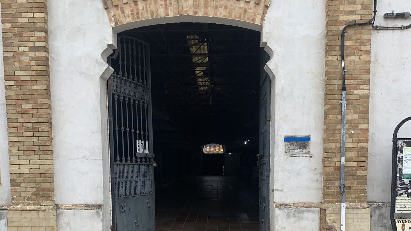 Entrada al mercado de la localidad minera.