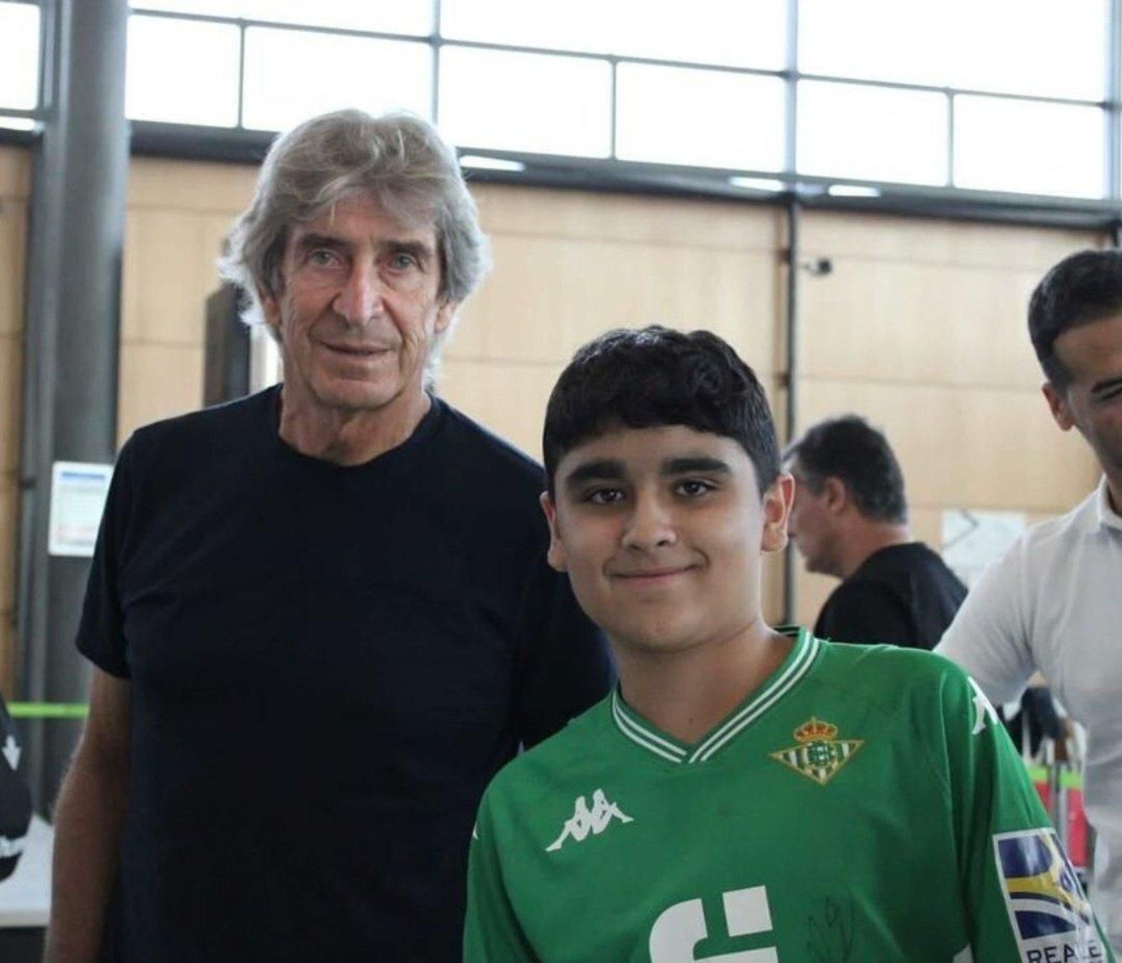 Sebas, el joven bético de 15 años que falleció en Valladolid, posa junto a Pellegrini.