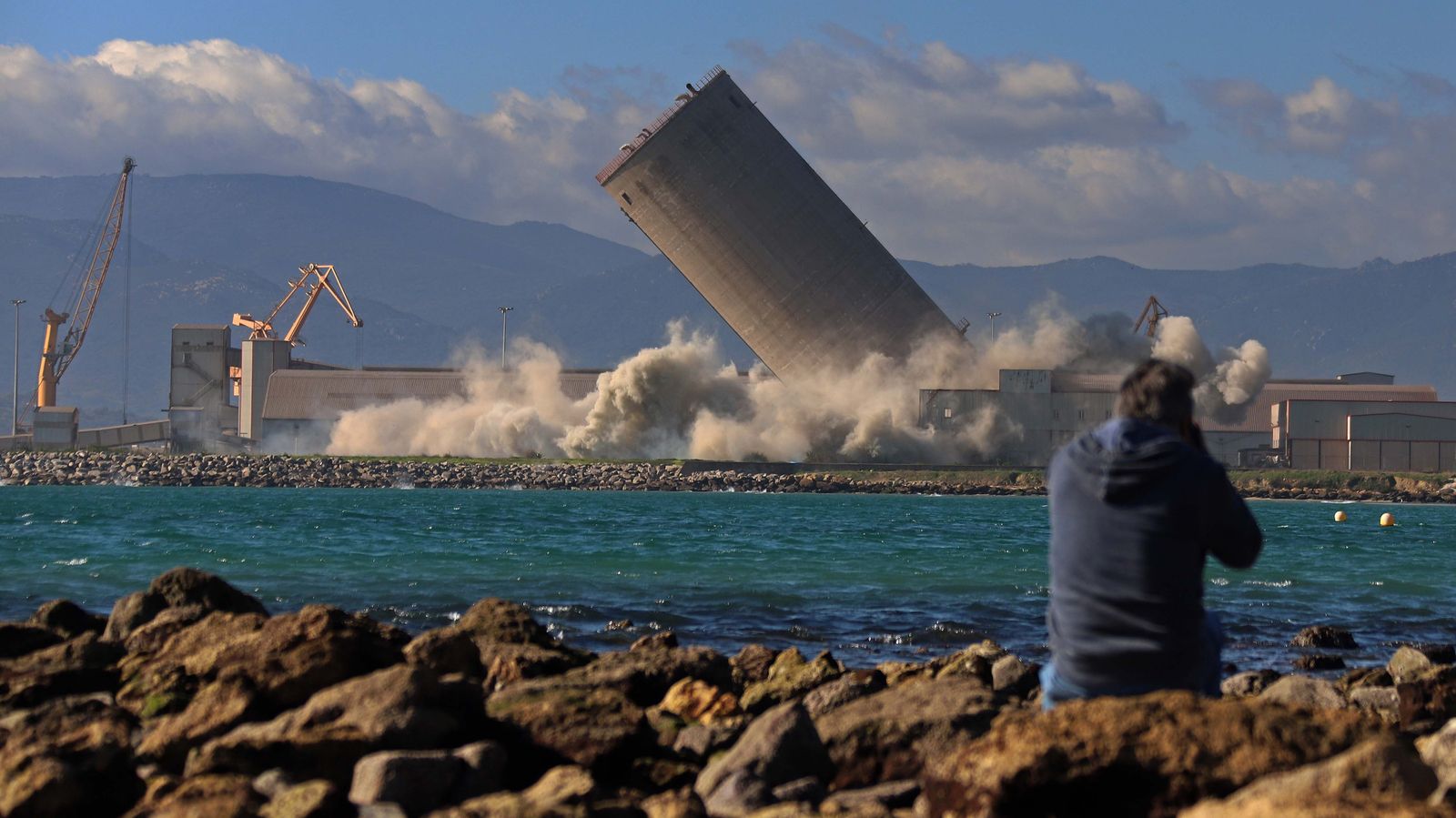 Demolición del silo de  Holcim en Palmones