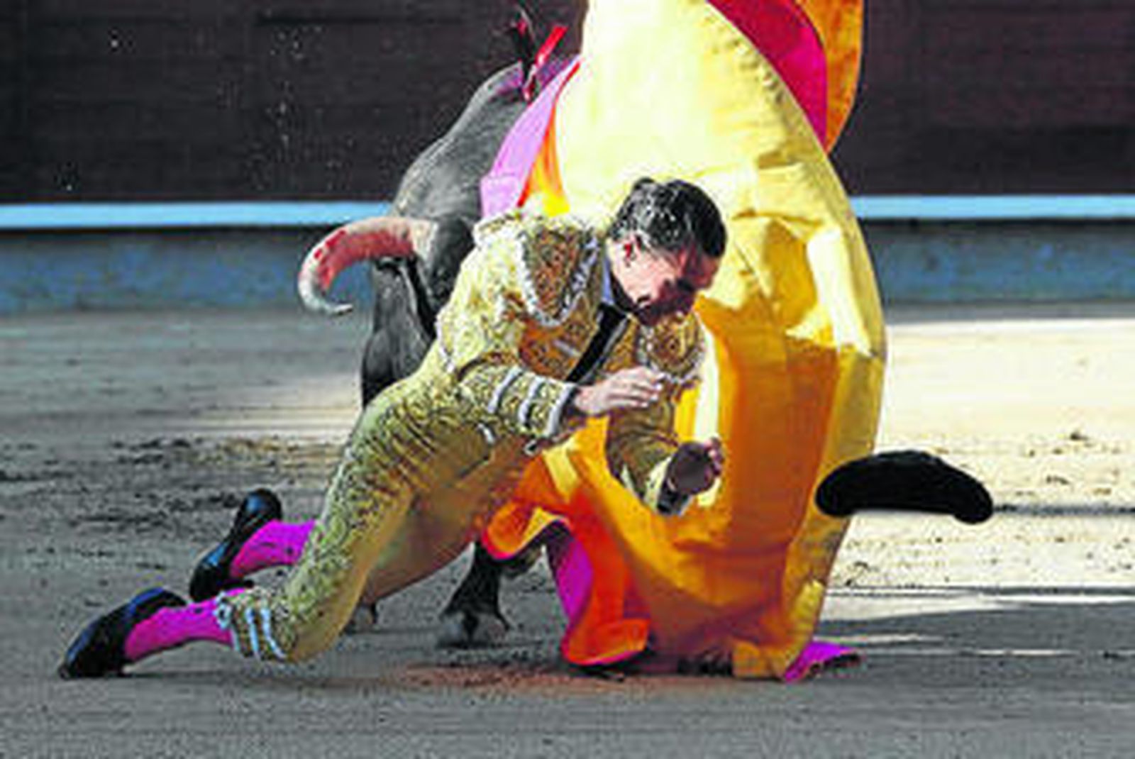 Fandiño abrió la tarde con un susto, en su turno de quites ante el primero.