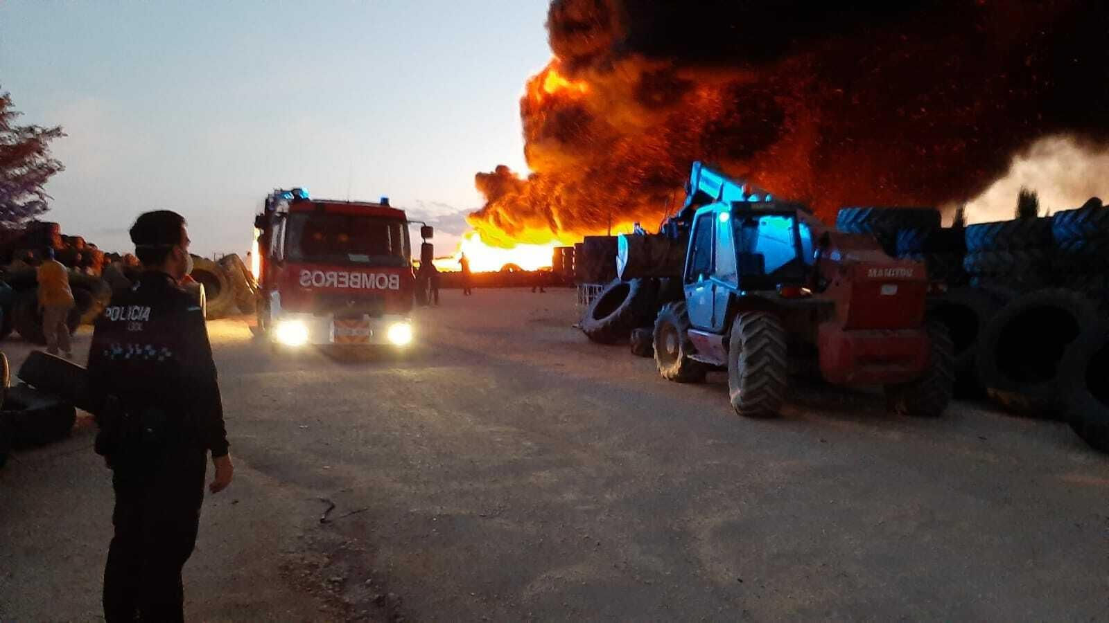 Bomberos y policía, en el lugar del siniestro.