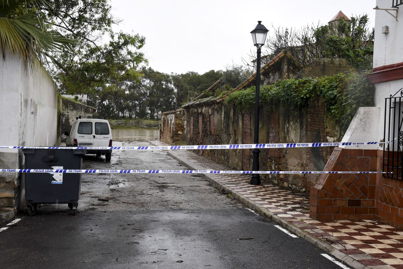 Una calle de Guadarranque (San Roque), cortada ante la crecida del río que da nombre a la barriada.