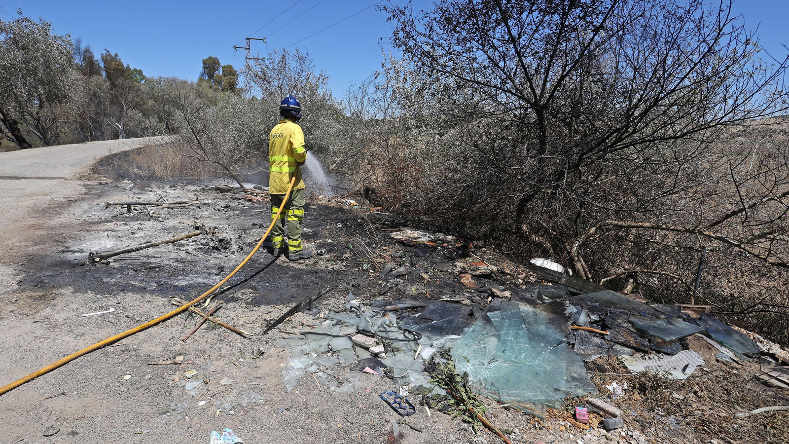 Infoca refresca la zona del incendio en La Ina