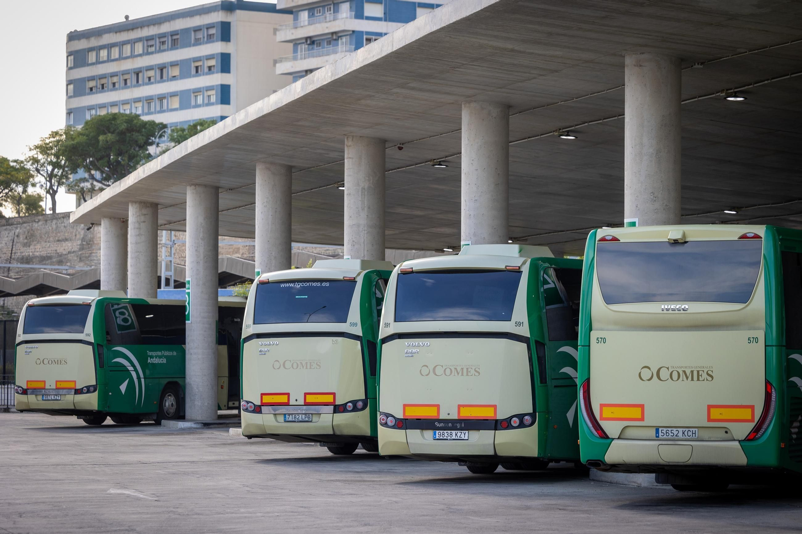 Imágenes de la primera jornada de huelga de autobuses en Cádiz