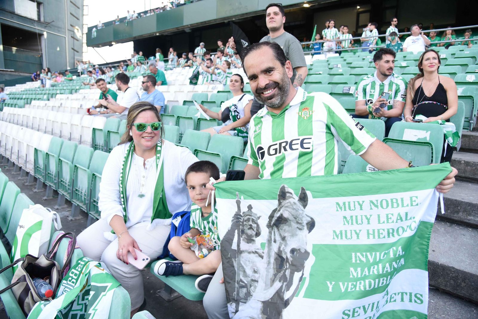 Las fotos de la afición del Betis en el Villamarín