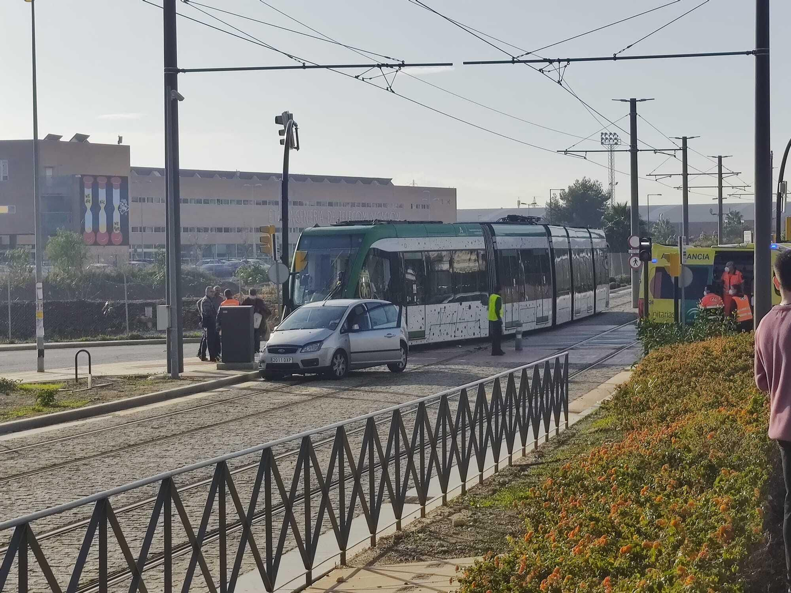 Colisión del Metro con un coche a la altura del Clínico.