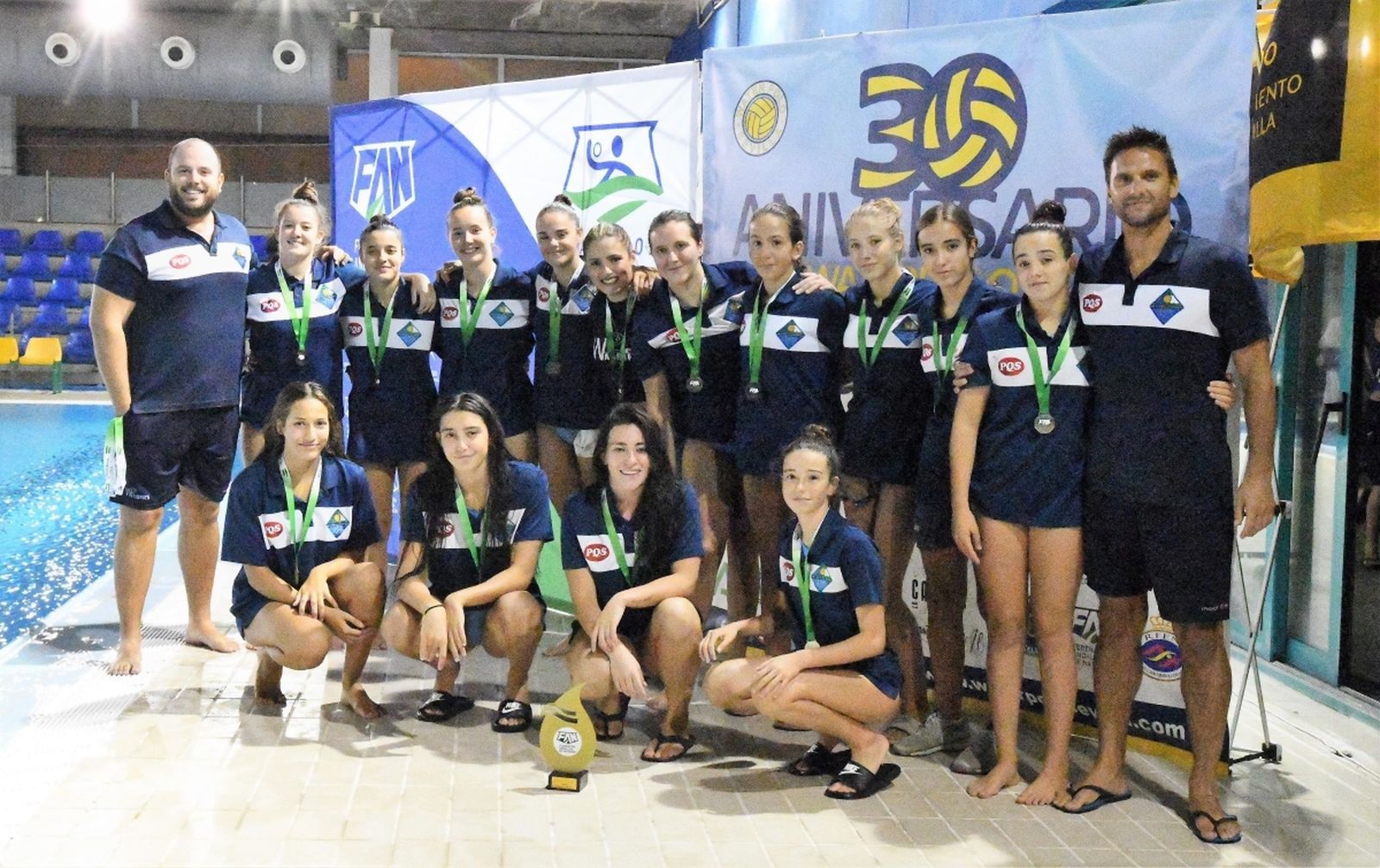 Las chicas del CW Dos Hermanas PQS posando con su vigésimo título autonómico