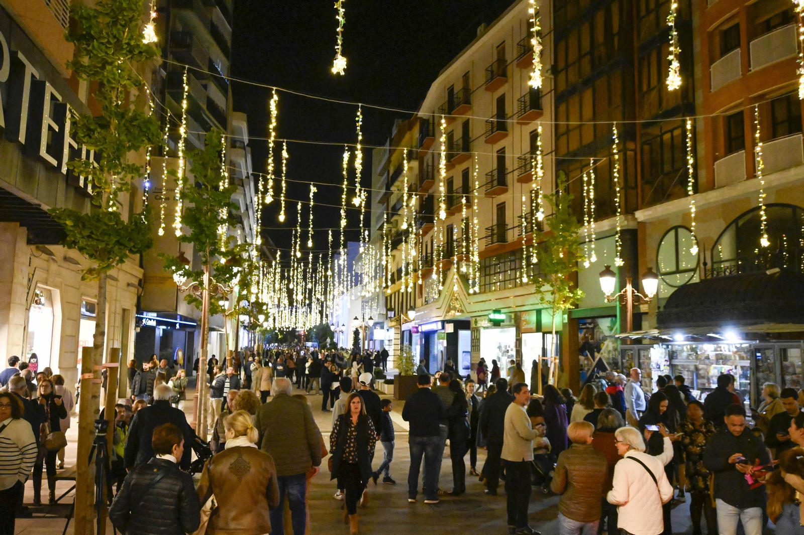 Imágenes de la nevada y alumbrado navideño en Huelva