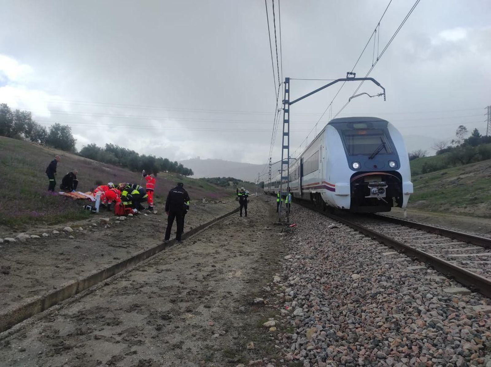 Servicios sanitarios atienden a la mujer atropellada por el tren. Imagen: Policía Local