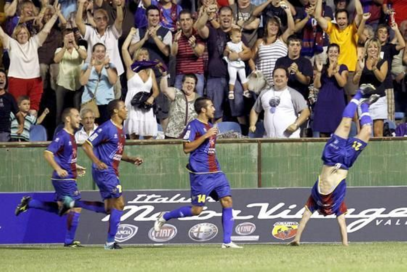 Espectacular celebración granota de su gol.

Foto: AFP / Reuters / EFE