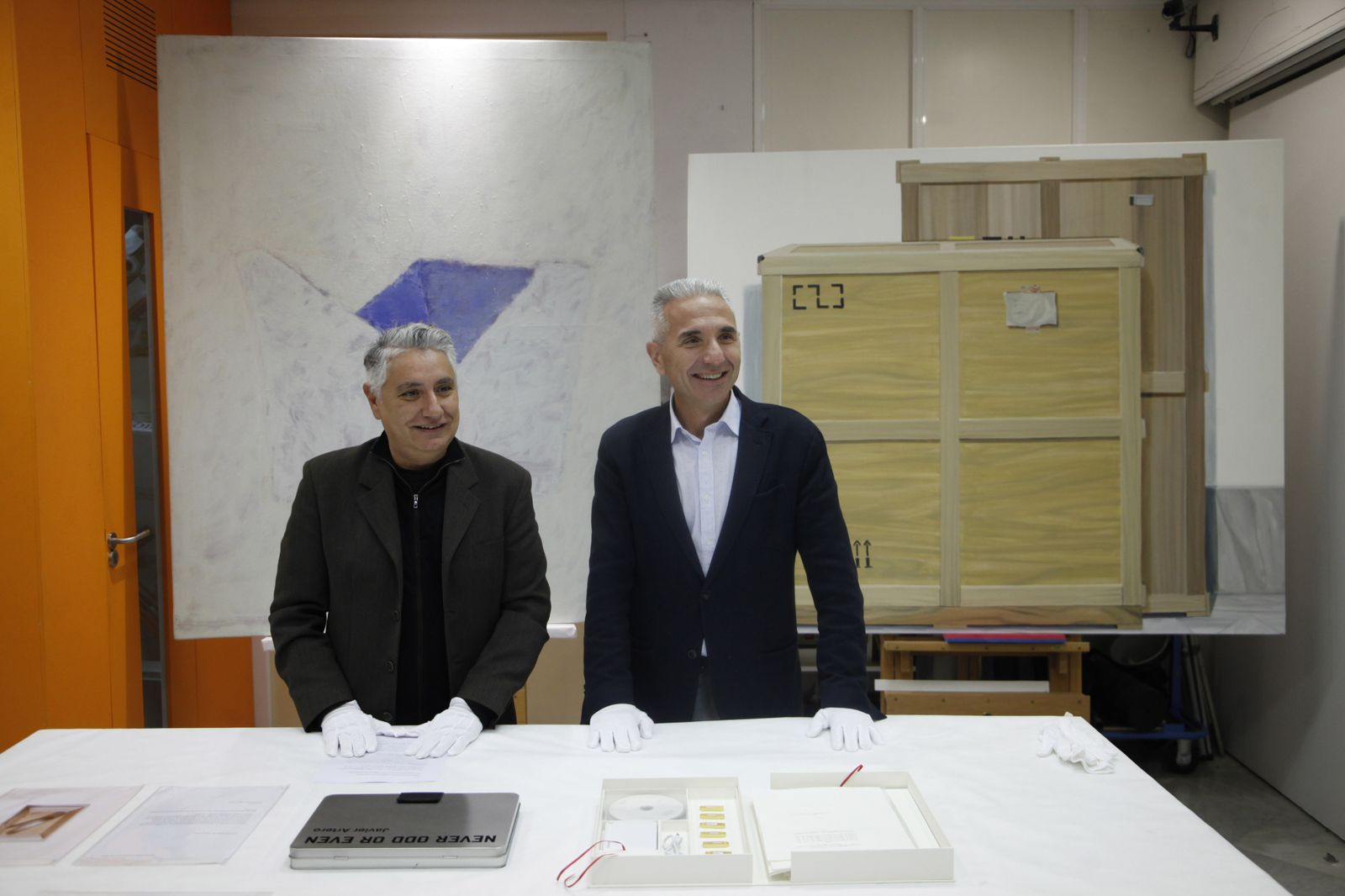 Juan Antonio Álvarez Reyes y el consejero Miguel Ángel Vázquez, ante cuadros de Gerardo Delgado y Gloria Martín en el taller de restauración del CAAC.
