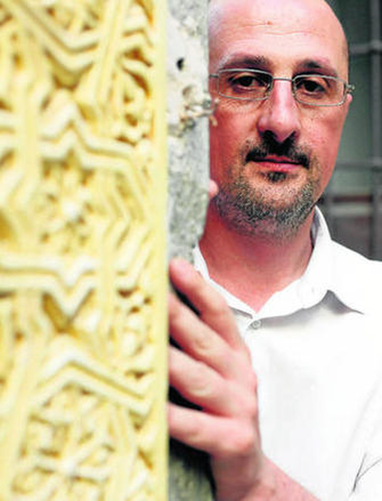 Hamza Castro posa en uno de los rincones de la Alcaicería.