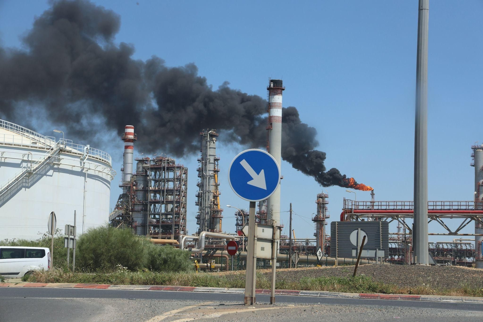 Humo en la zona industrial de Huelva.