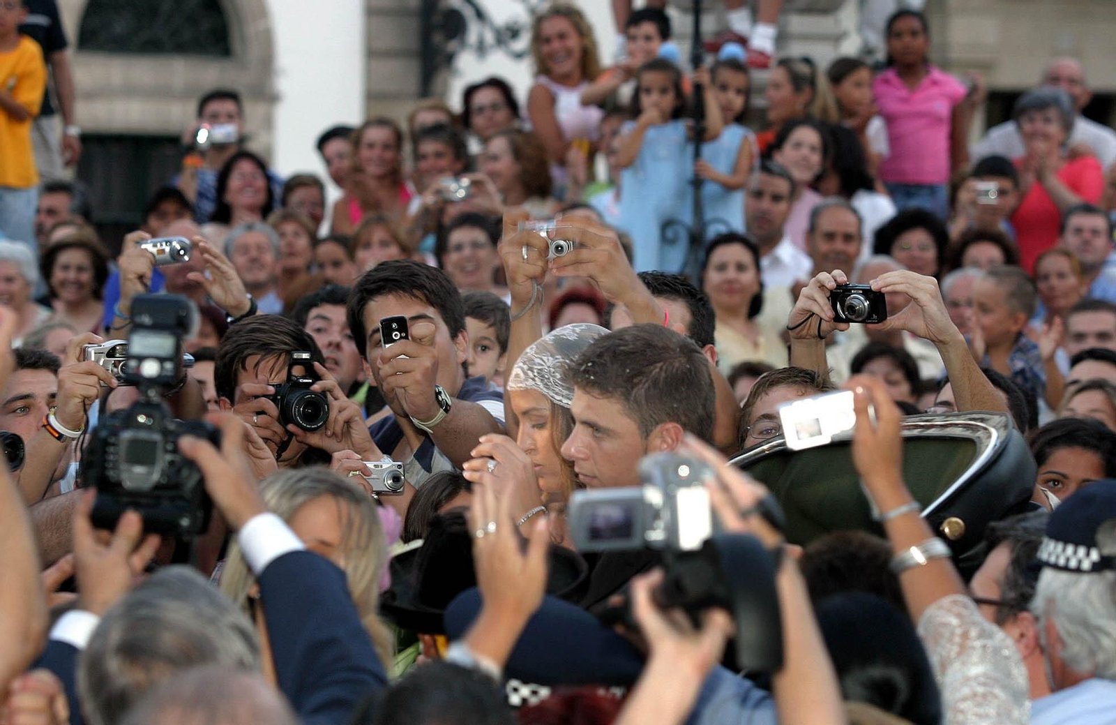 La cara de los novios al salir entre la multitud tras la boda