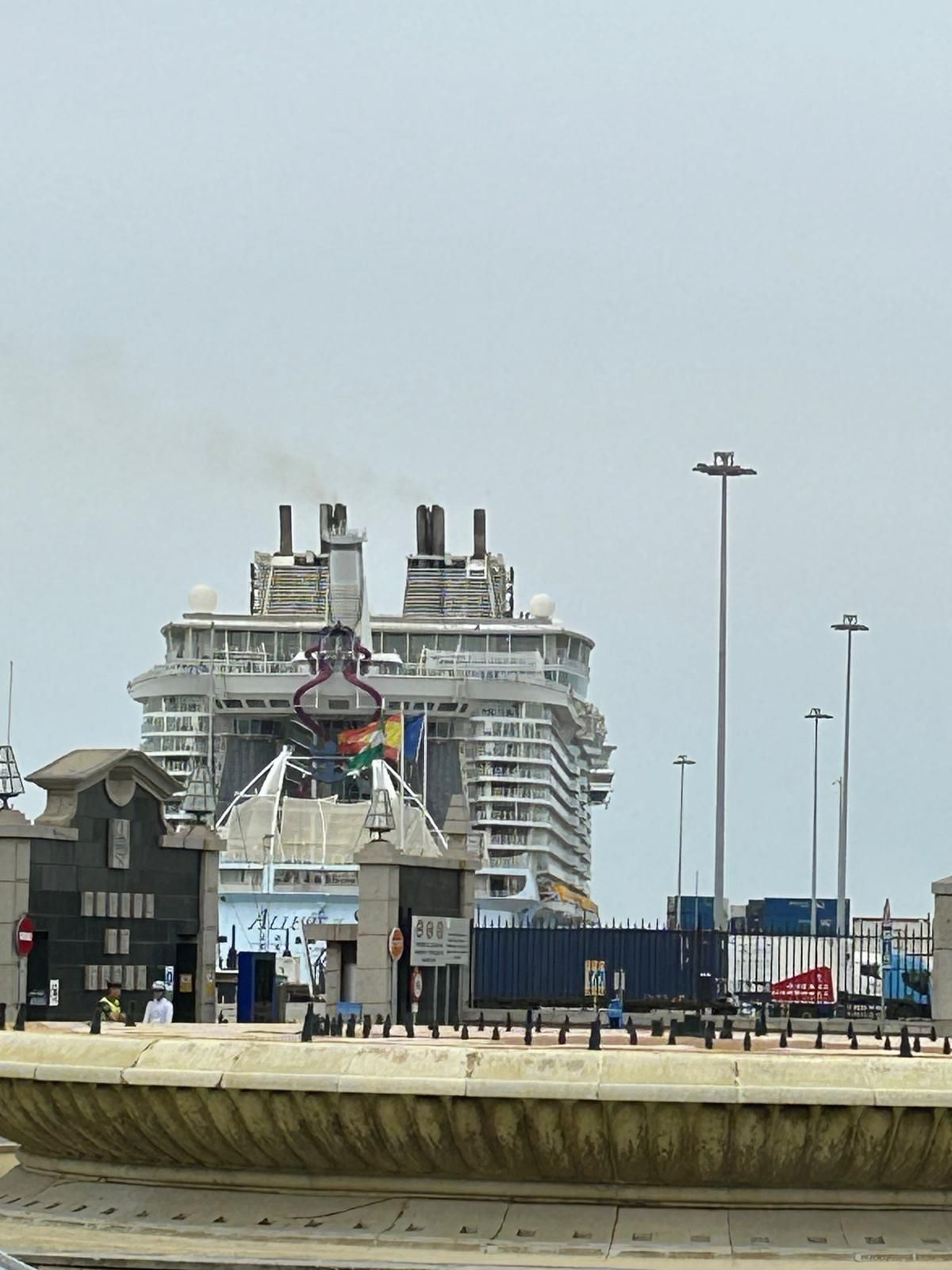 El Allure of the Seas, a pocos metros del casco histórico de Cádiz, ya con los últimos preparativos para salir rumbo a Barcelona