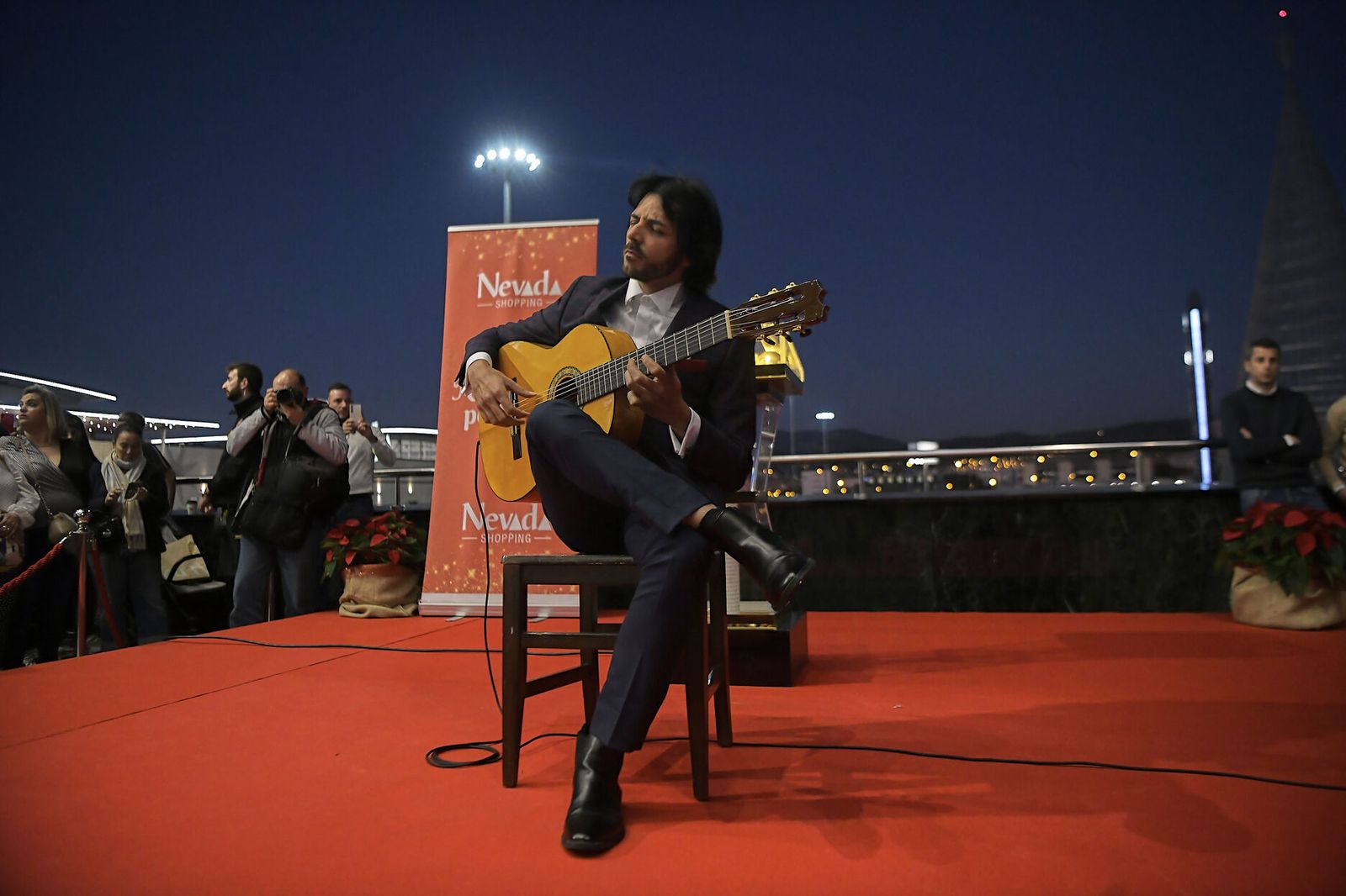 Fotos: así se ha iluminado el árbol de Navidad del Nevada en Granada, el más alto de España