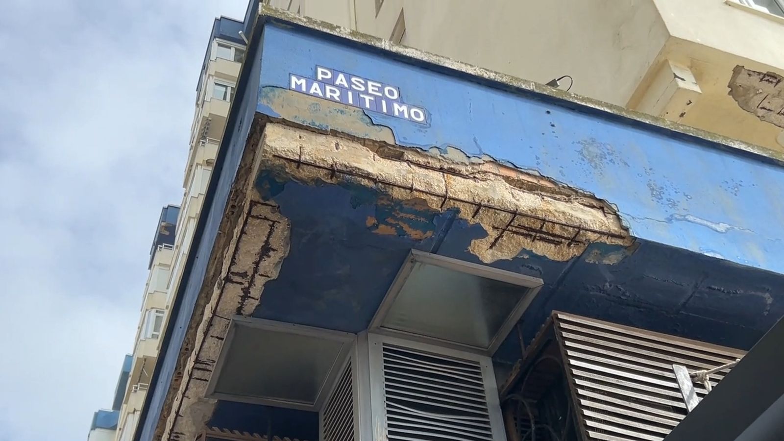 Doas bares en el Paseo Marítimo de Cádiz cerrados por desprendimientos de cascotes