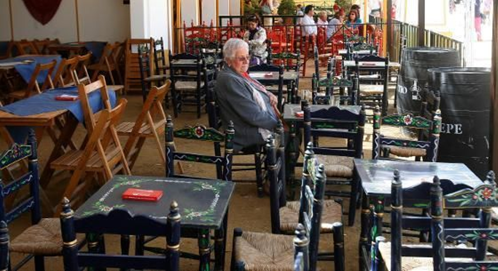 Una señora descansa ayer en una sillita de enea en una caseta prácticamente desierta.

Foto: pascual