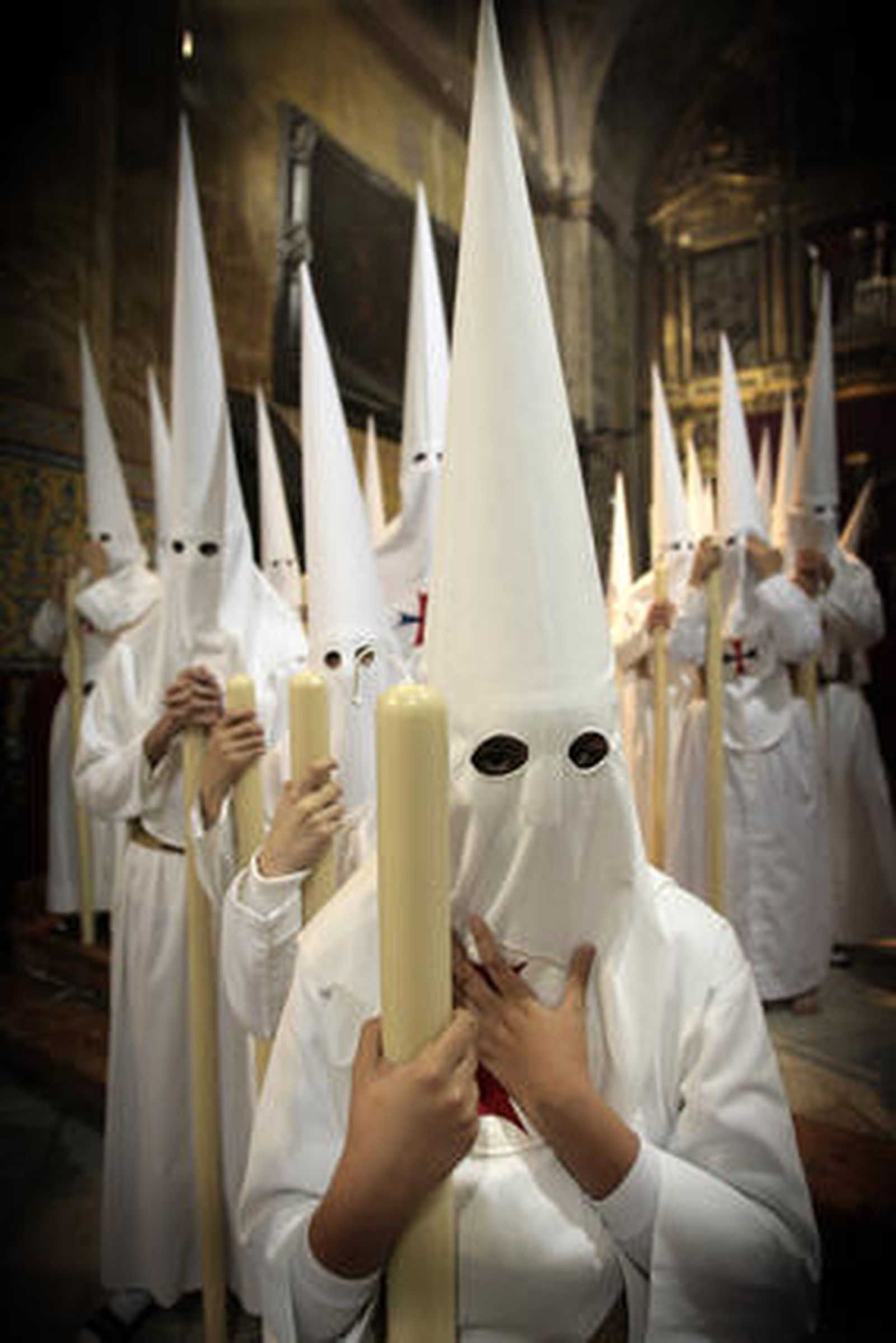 Nuestro Padre Jesús ante Anás y María Santísima del Dulce Nombre salen de San Lorenzo para realizar su Estación de Penitencia. 

Foto: Juan Carlos Muñoz