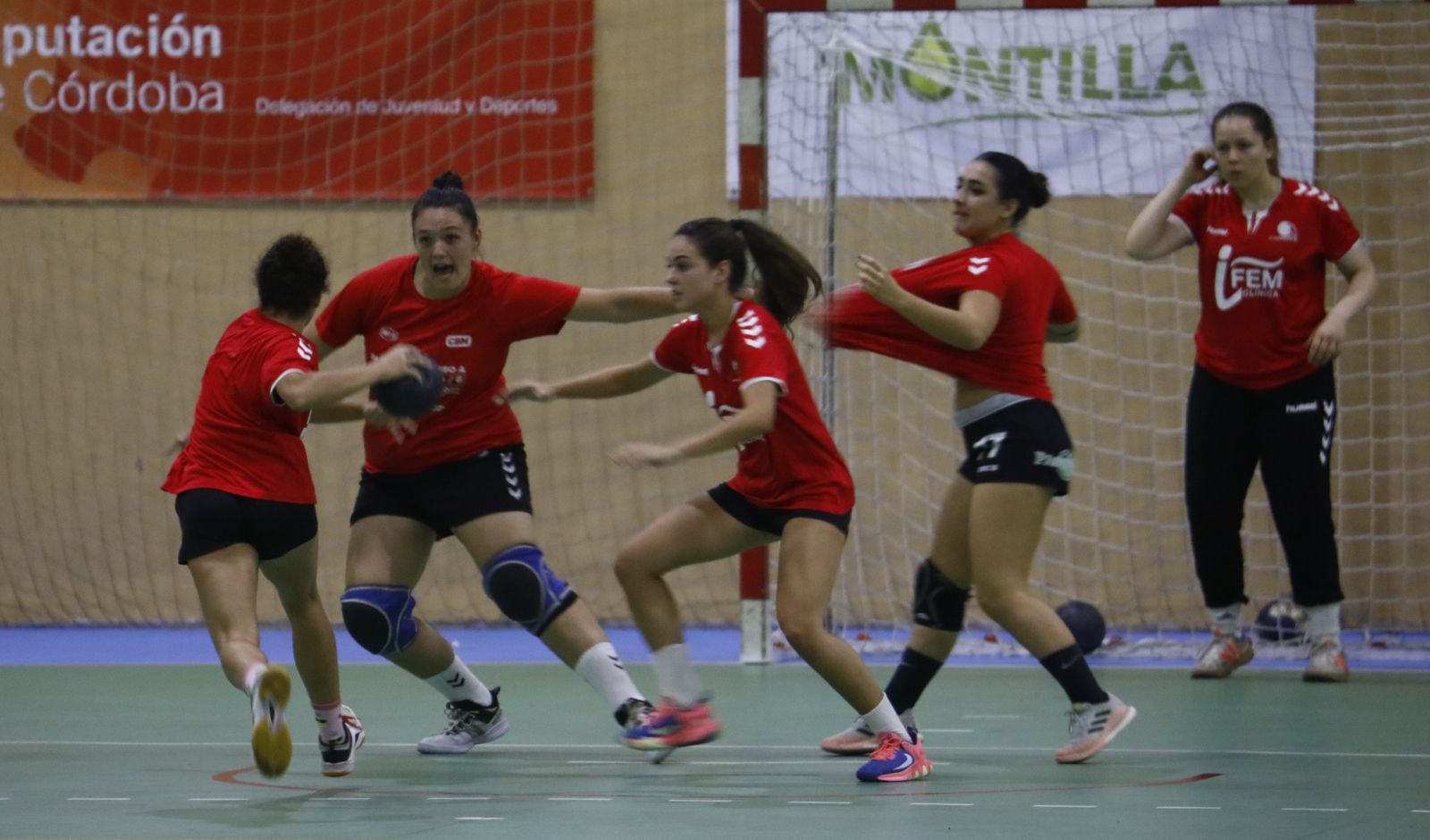 Varias jugadores del Deza Córdoba BM, durante un entrenamiento en Fátima.