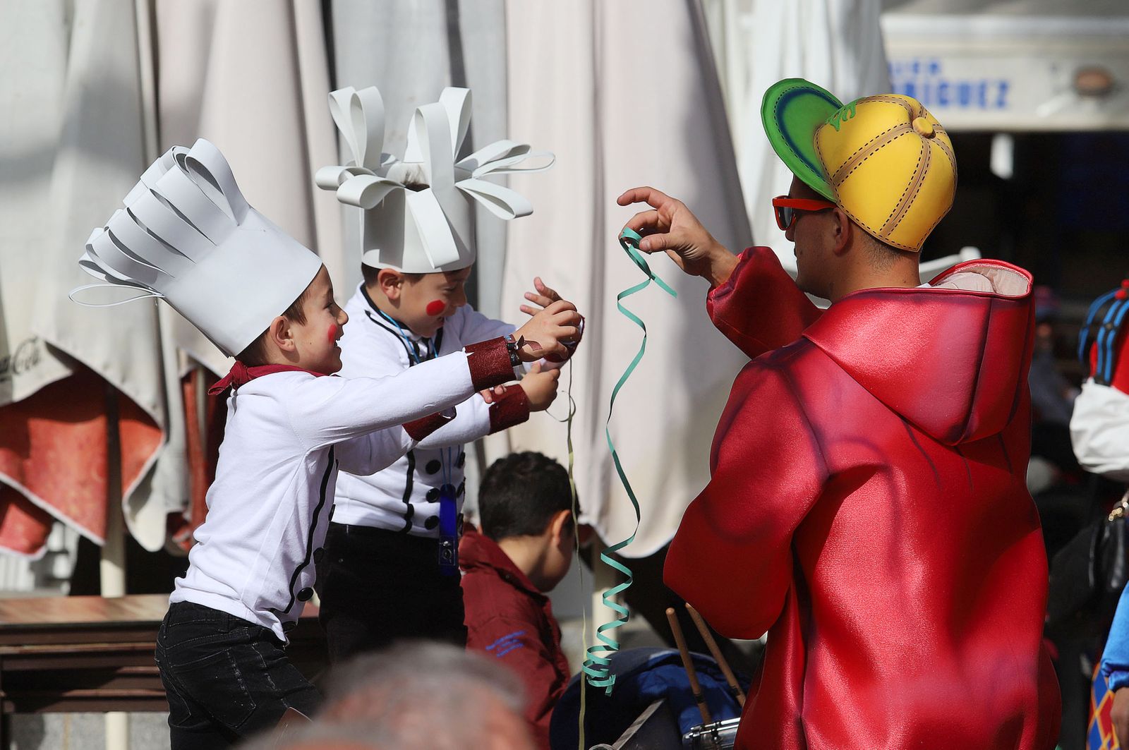 Imágenes del ambiente en la mañana de carnaval en Huelva